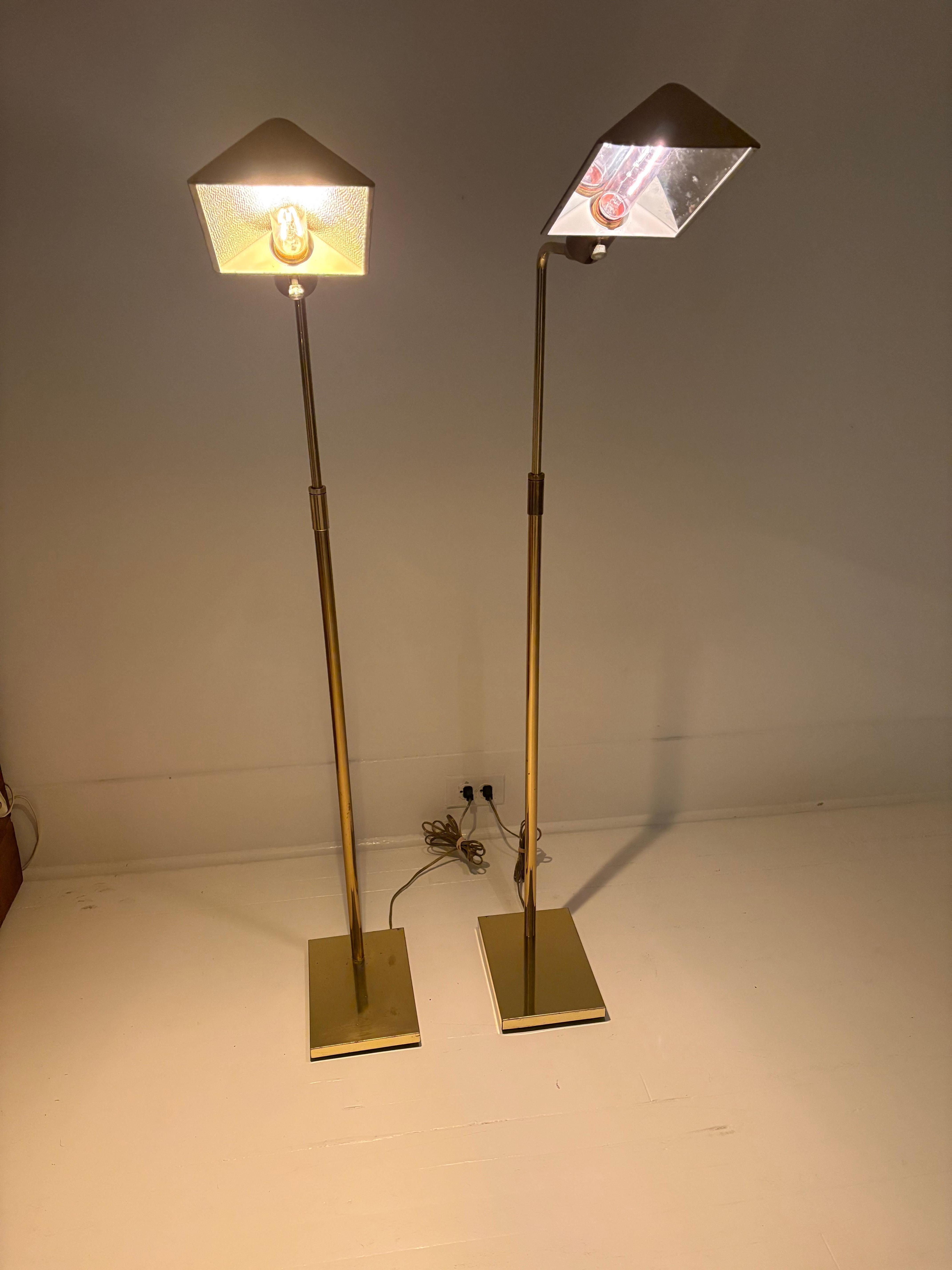 Coppia di lampade da terra Koch & Lowy in ottone della metà del secolo scorso in vendita 11