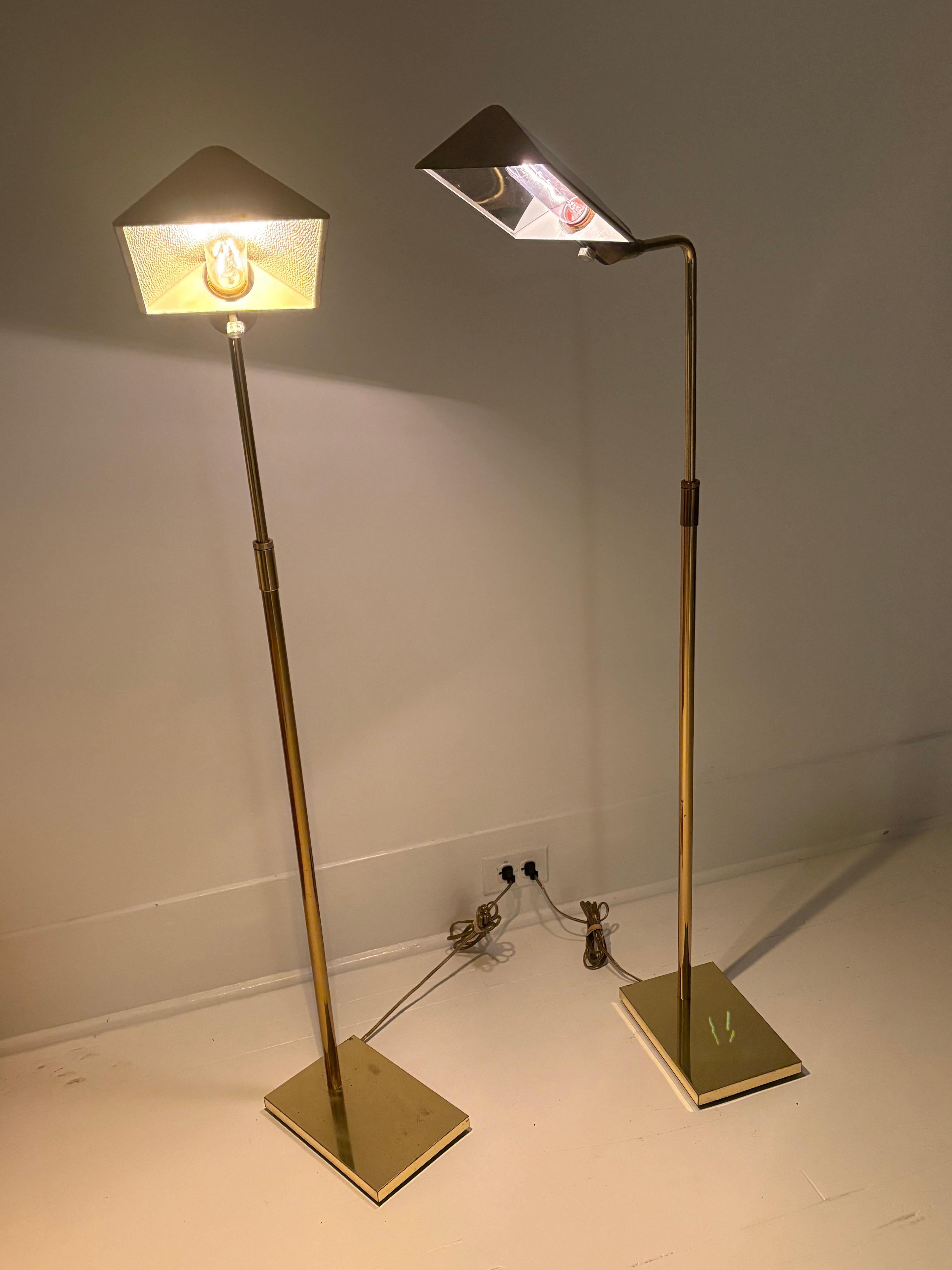 Coppia di lampade da terra Koch & Lowy in ottone della metà del secolo scorso in vendita 12