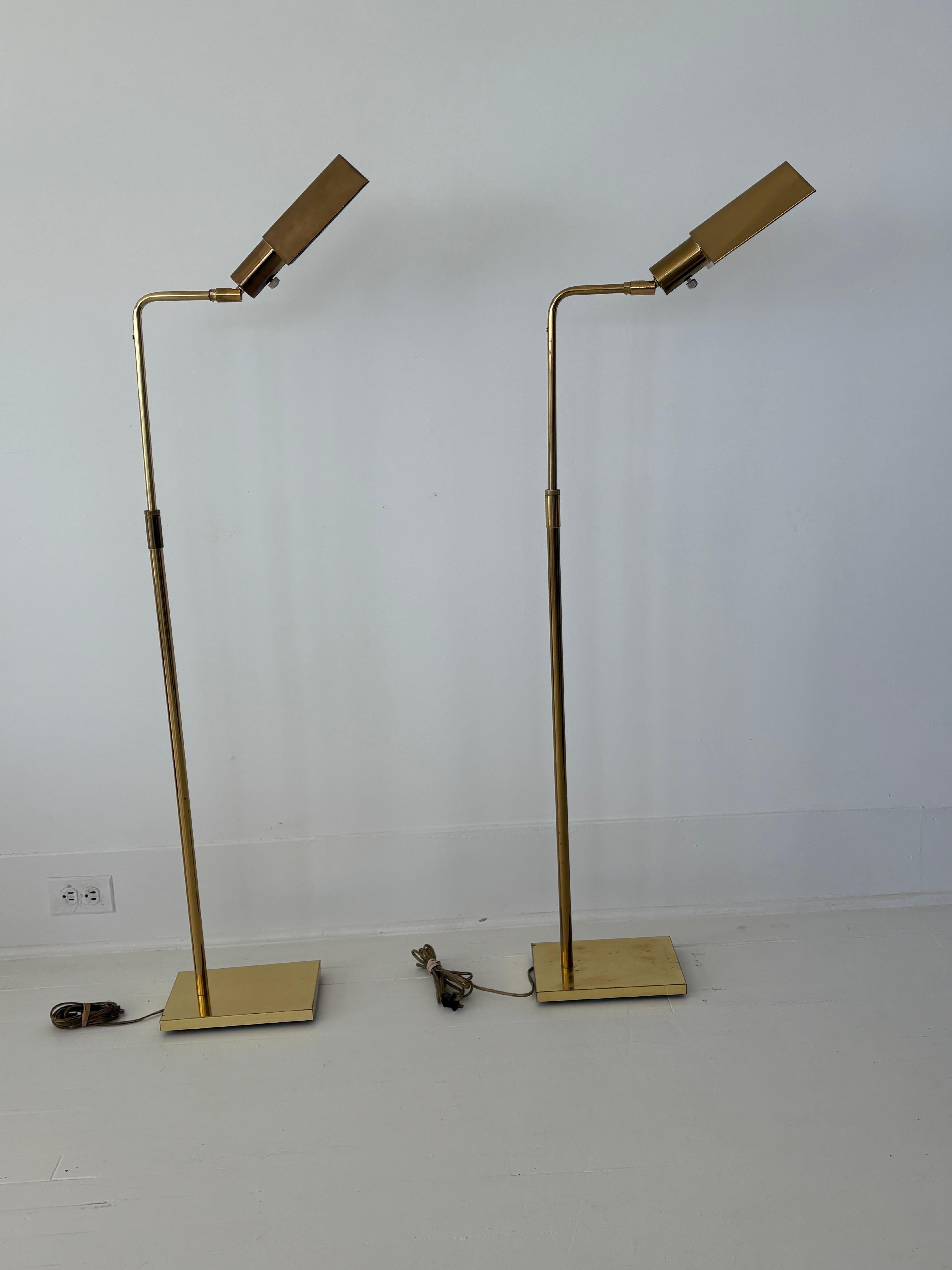 Si tratta di una bellissima coppia di lampade da terra regolabili in ottone Koch & Lowy degli anni '70. Le lampade si regolano in altezza da 39
