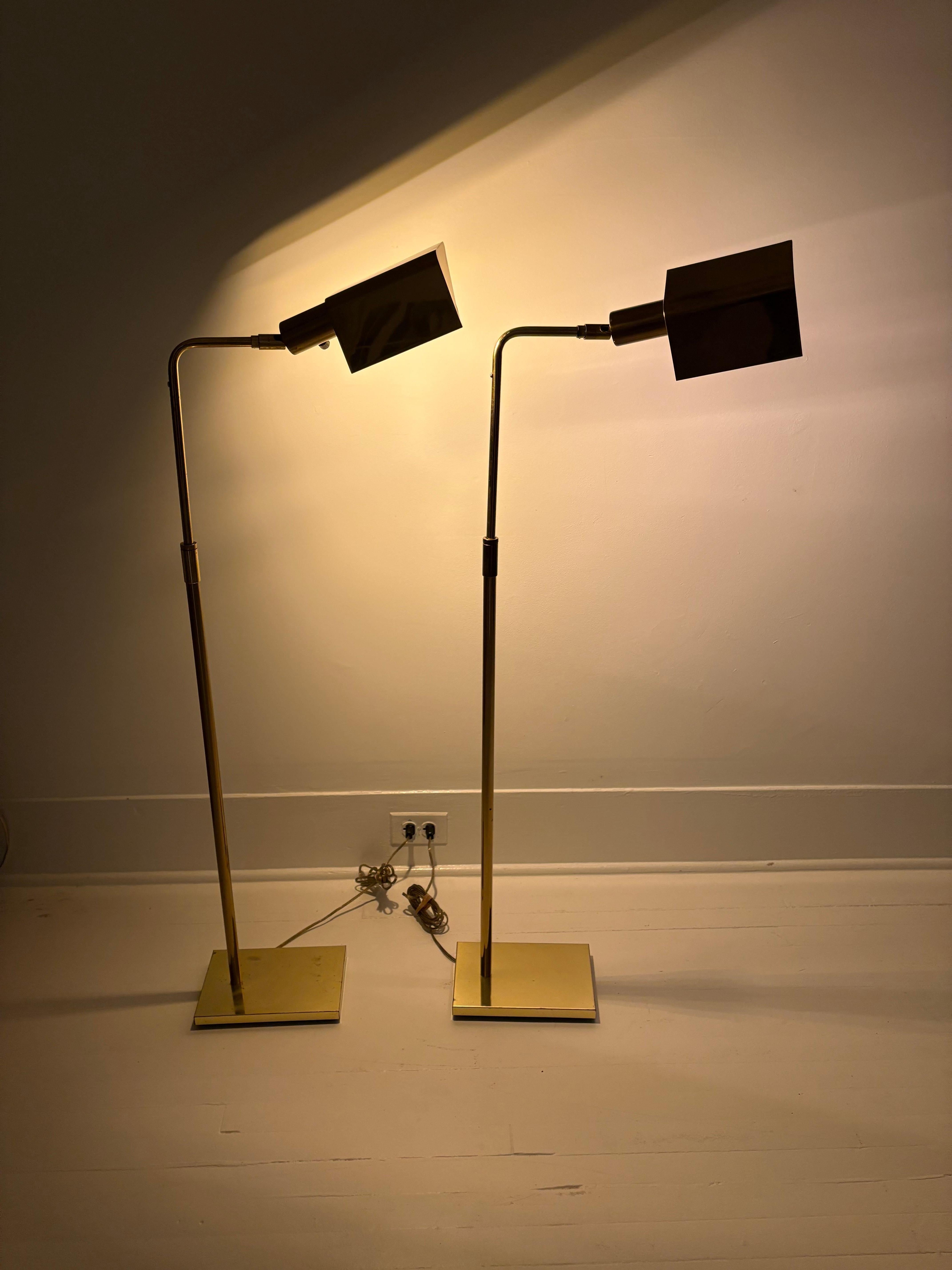Coppia di lampade da terra Koch & Lowy in ottone della metà del secolo scorso in vendita 13