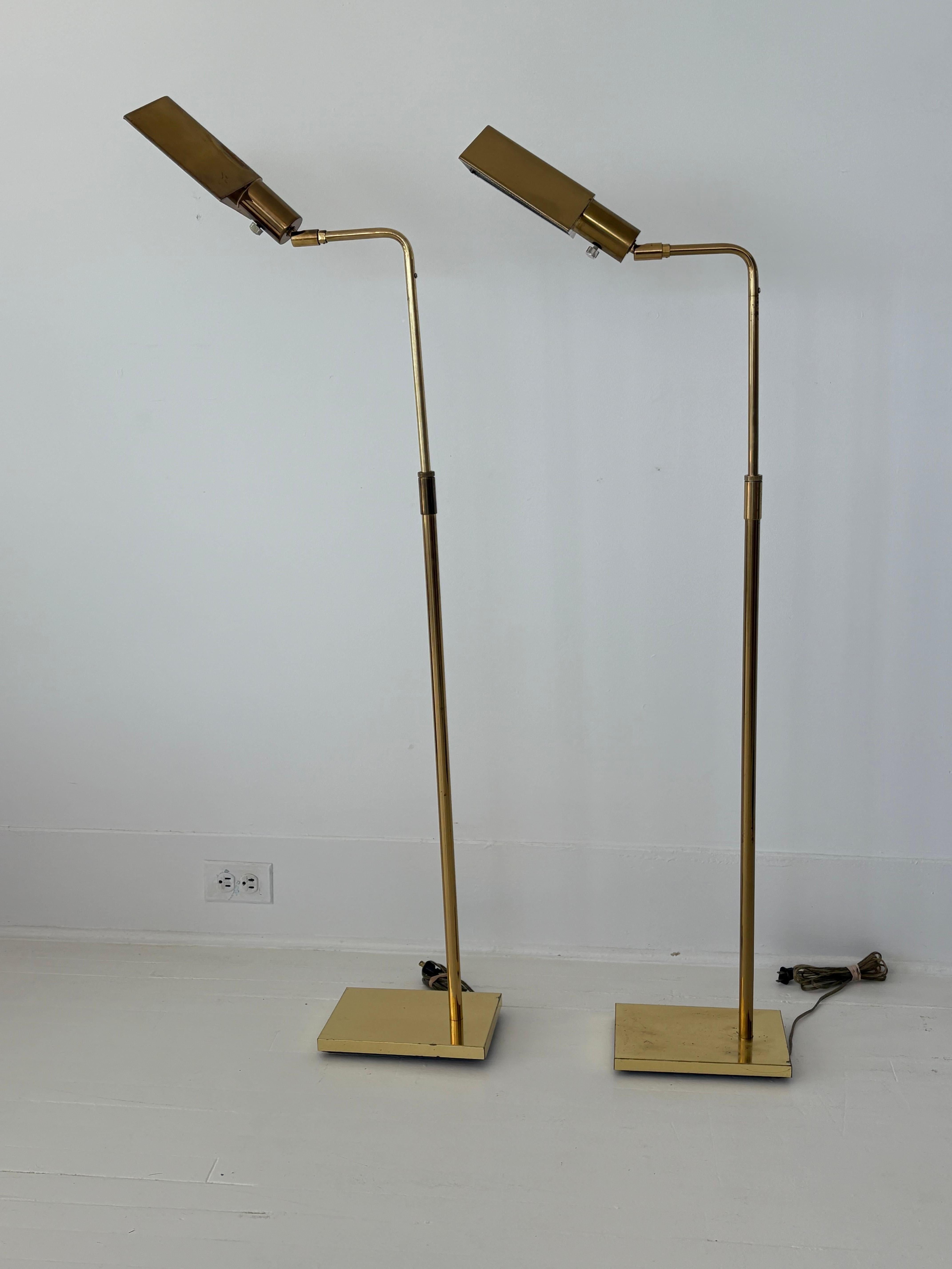 Americano Coppia di lampade da terra Koch & Lowy in ottone della metà del secolo scorso in vendita