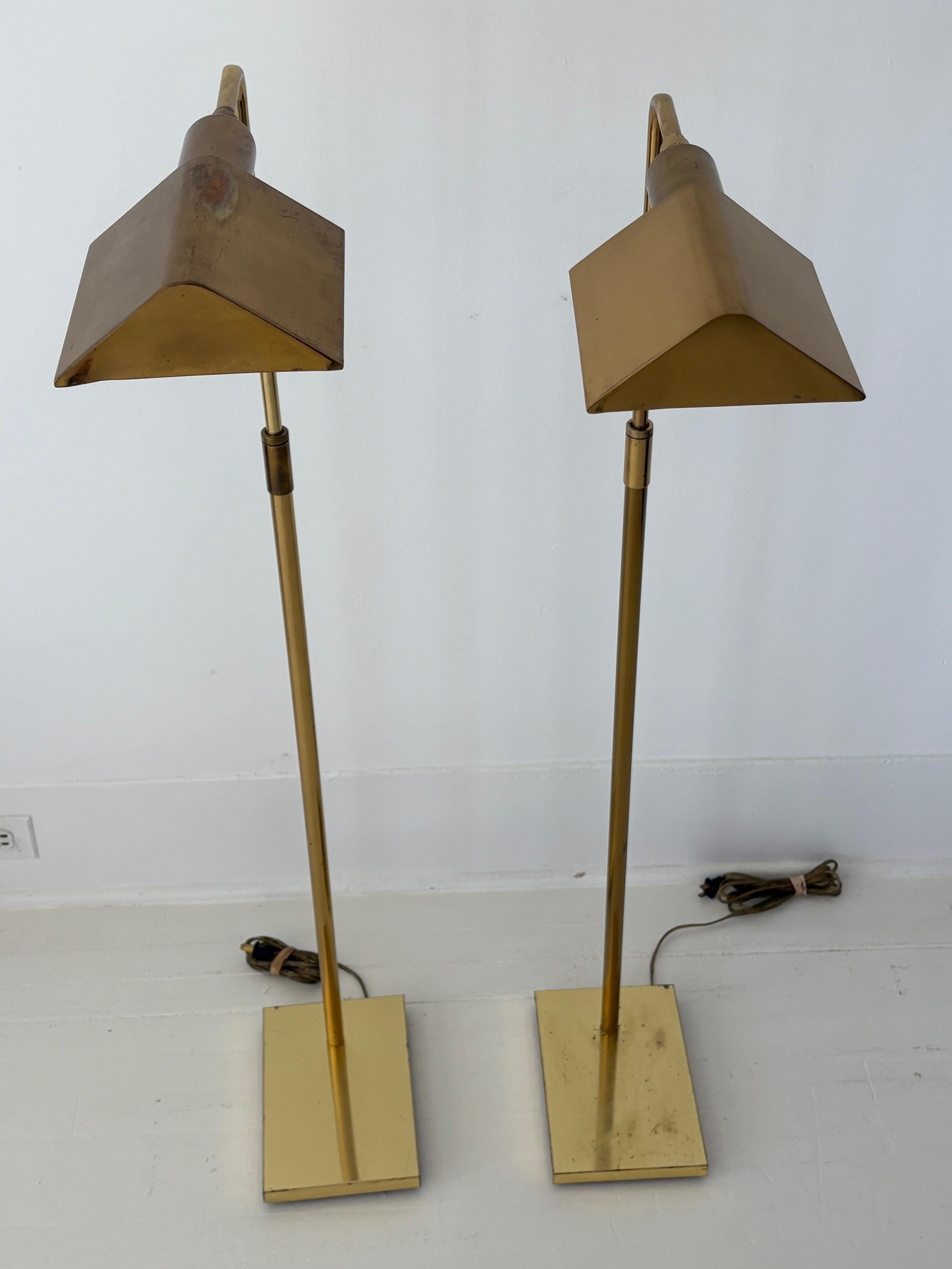 Coppia di lampade da terra Koch & Lowy in ottone della metà del secolo scorso In condizioni buone in vendita a New York, NY