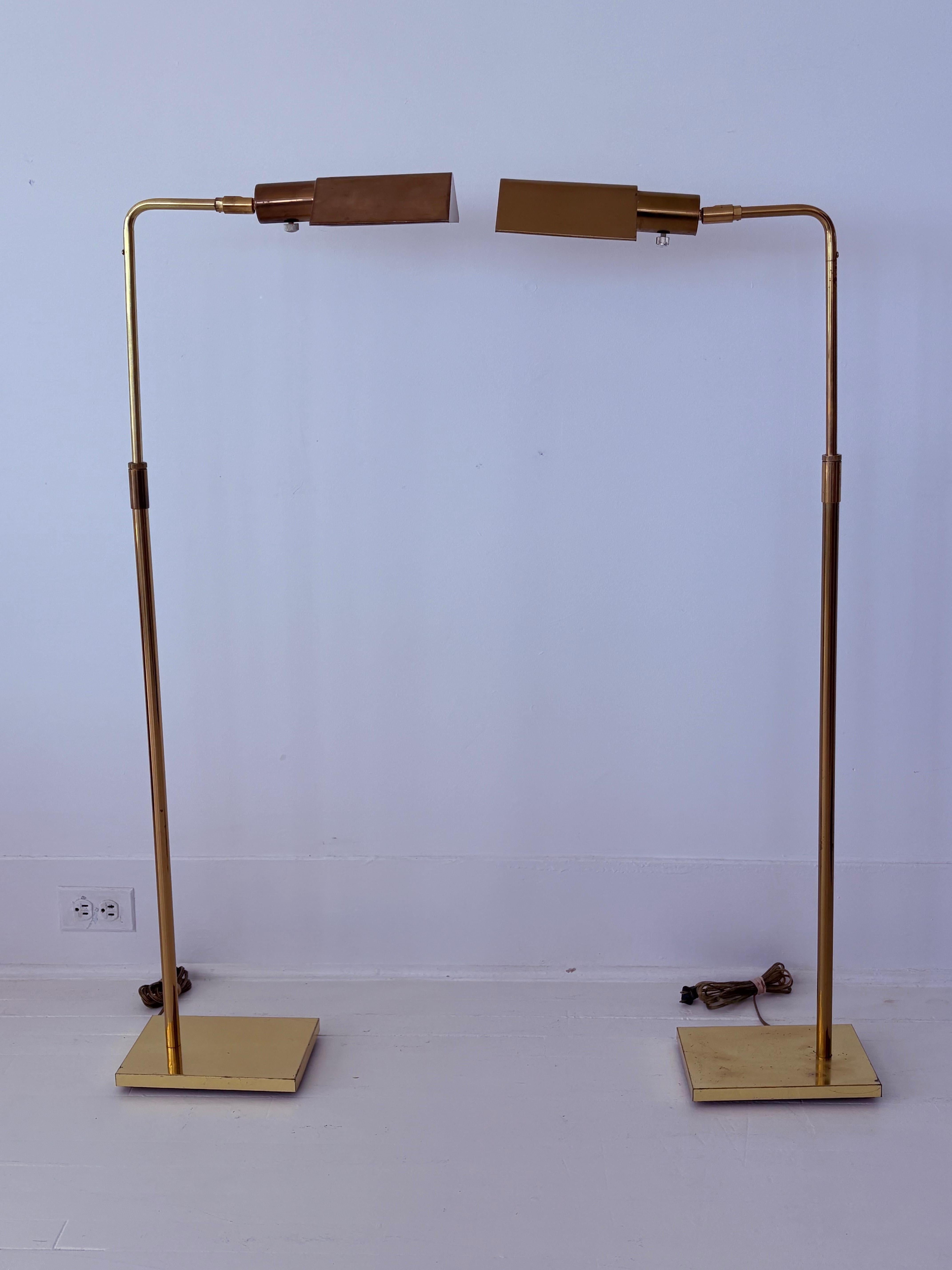 XX secolo Coppia di lampade da terra Koch & Lowy in ottone della metà del secolo scorso in vendita