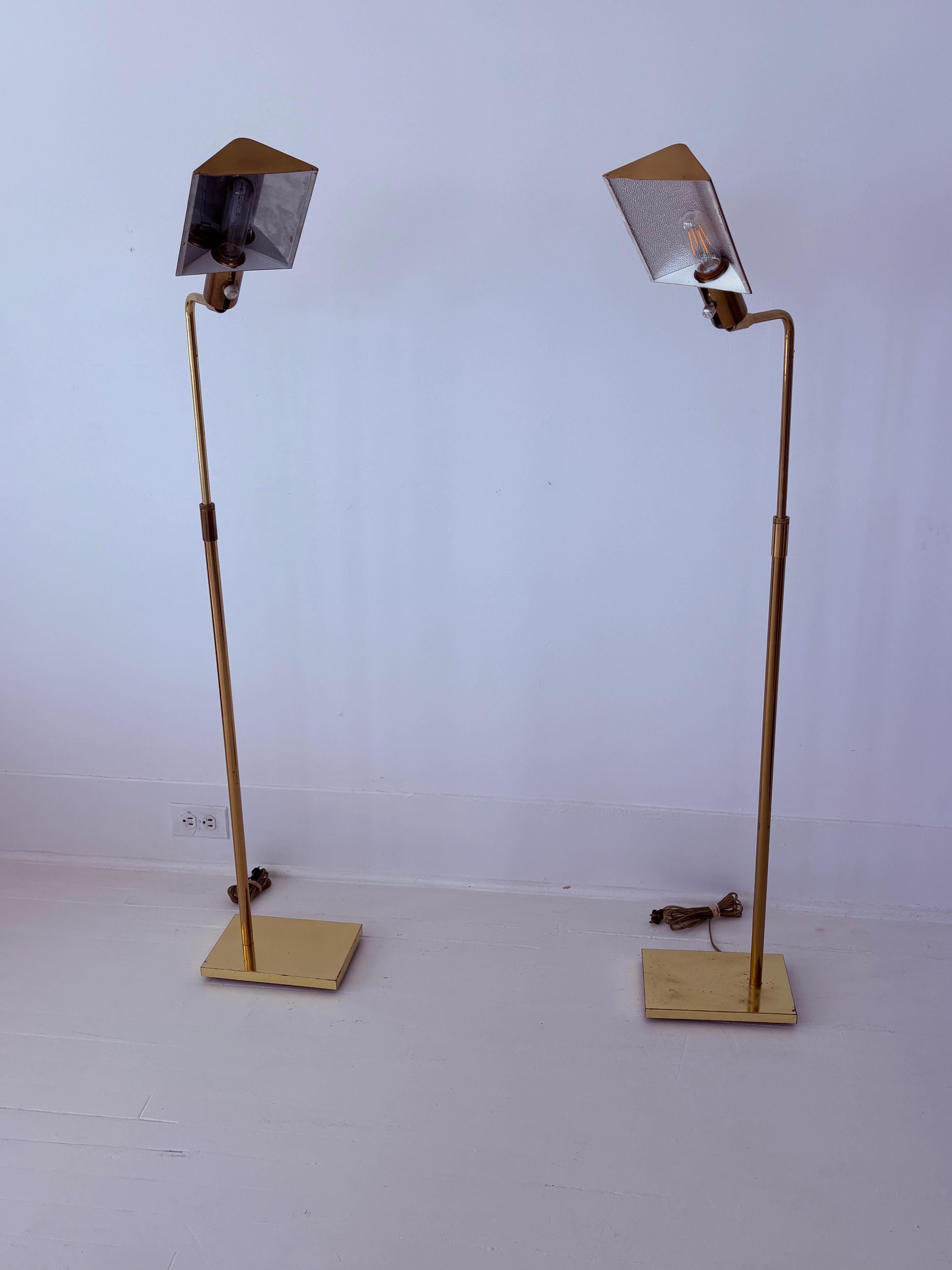 Coppia di lampade da terra Koch & Lowy in ottone della metà del secolo scorso in vendita 1