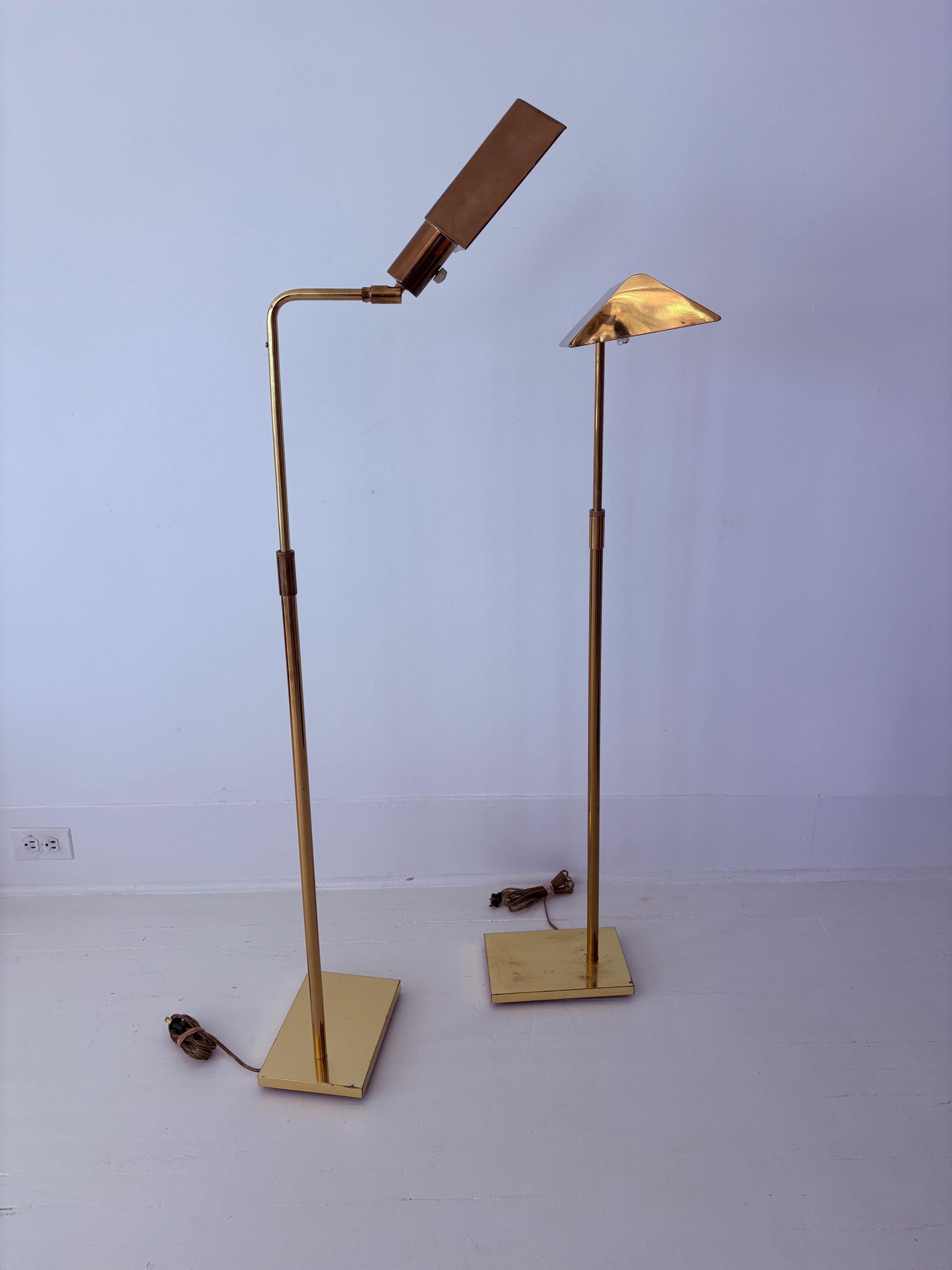 Coppia di lampade da terra Koch & Lowy in ottone della metà del secolo scorso in vendita 2