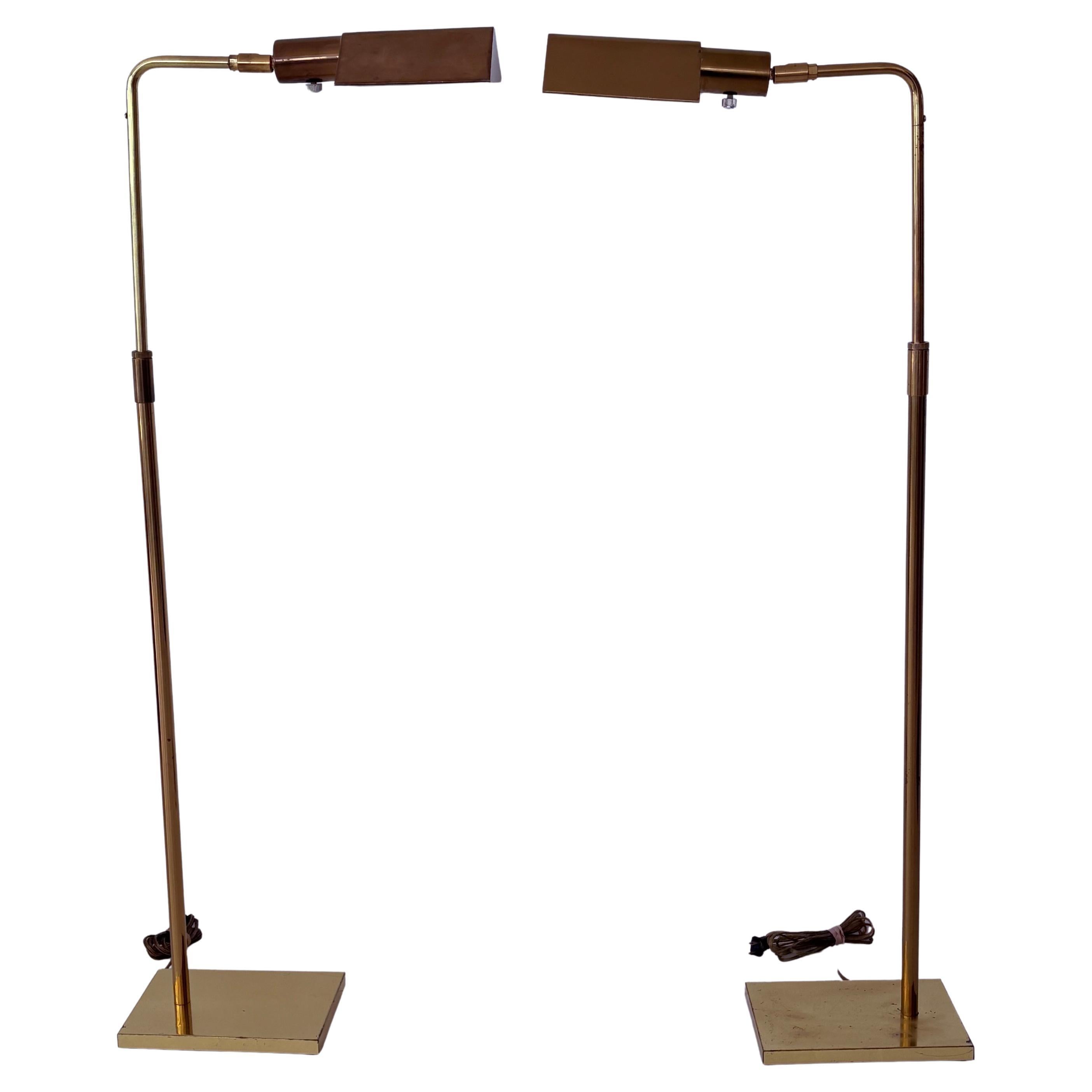 Coppia di lampade da terra Koch & Lowy in ottone della metà del secolo scorso in vendita