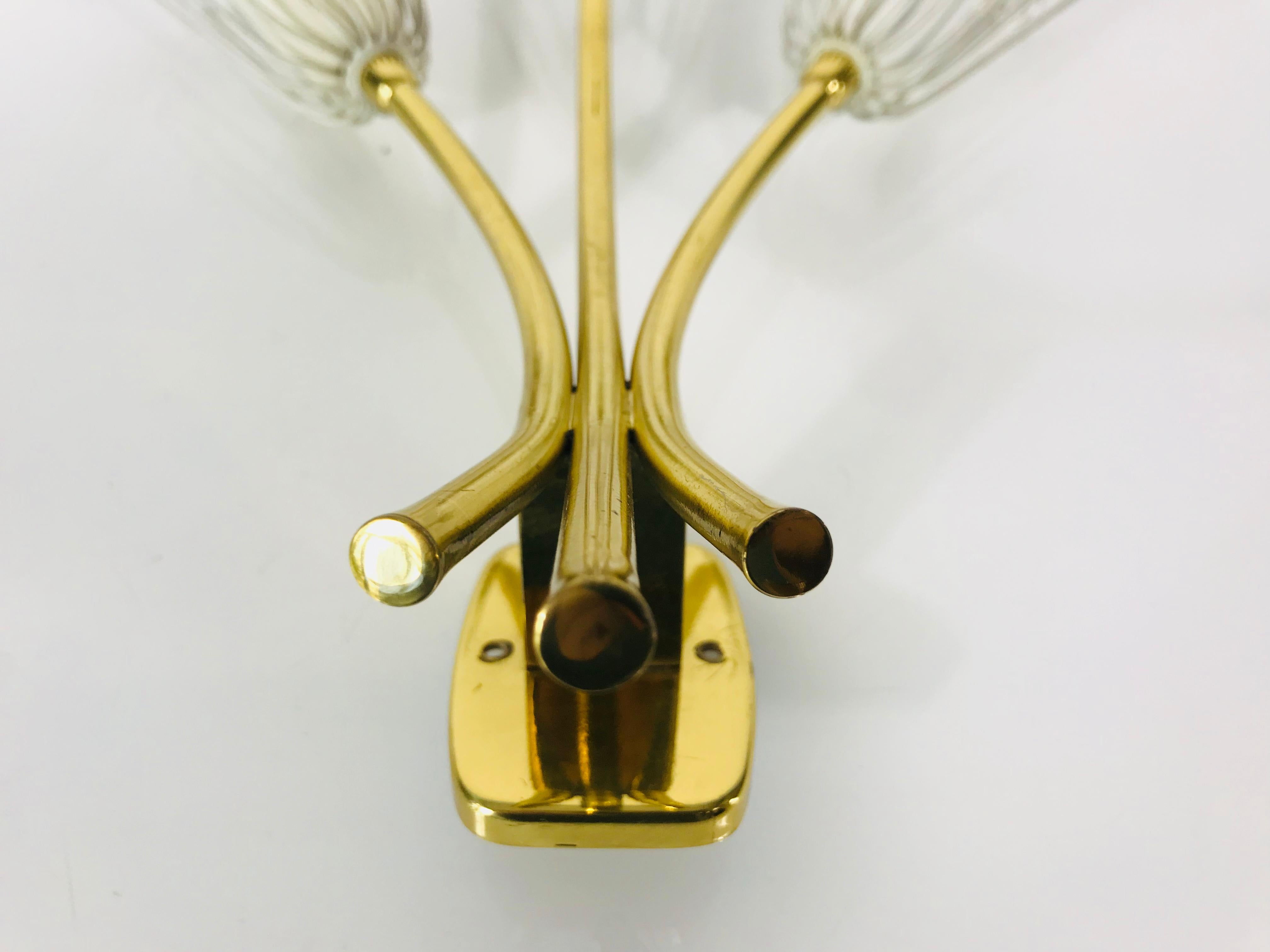 Ottone Coppia di lampade in ottone del Medioevo di Emil Stejnar per Rupert Nikoll, anni '60 in vendita
