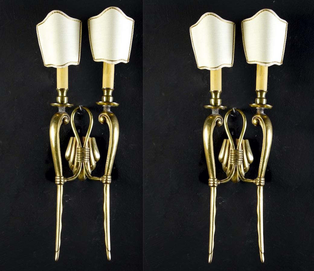Amazing pair of midcentury brass sconces or wall lights. In the style of Guglielmo Ulrich, circa 1940's, Italy.
Each with two E 14 light bulbs.