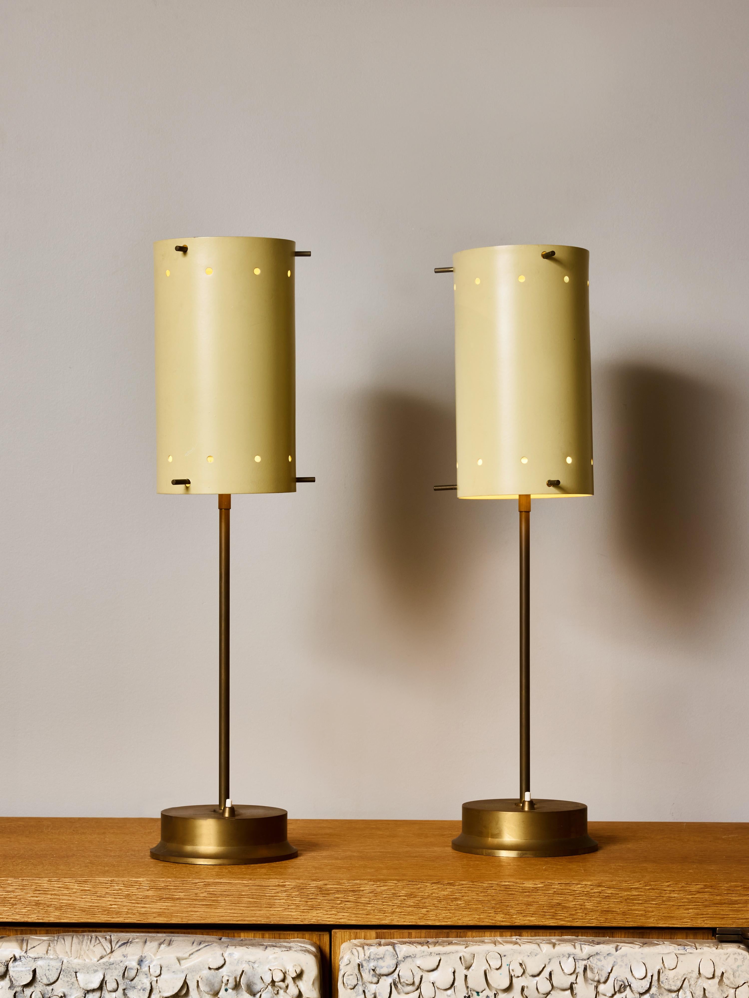 Mid-Century Modern Paire de lampes de table en laiton du milieu du siècle avec abat-jour en métal peint perforé en vente