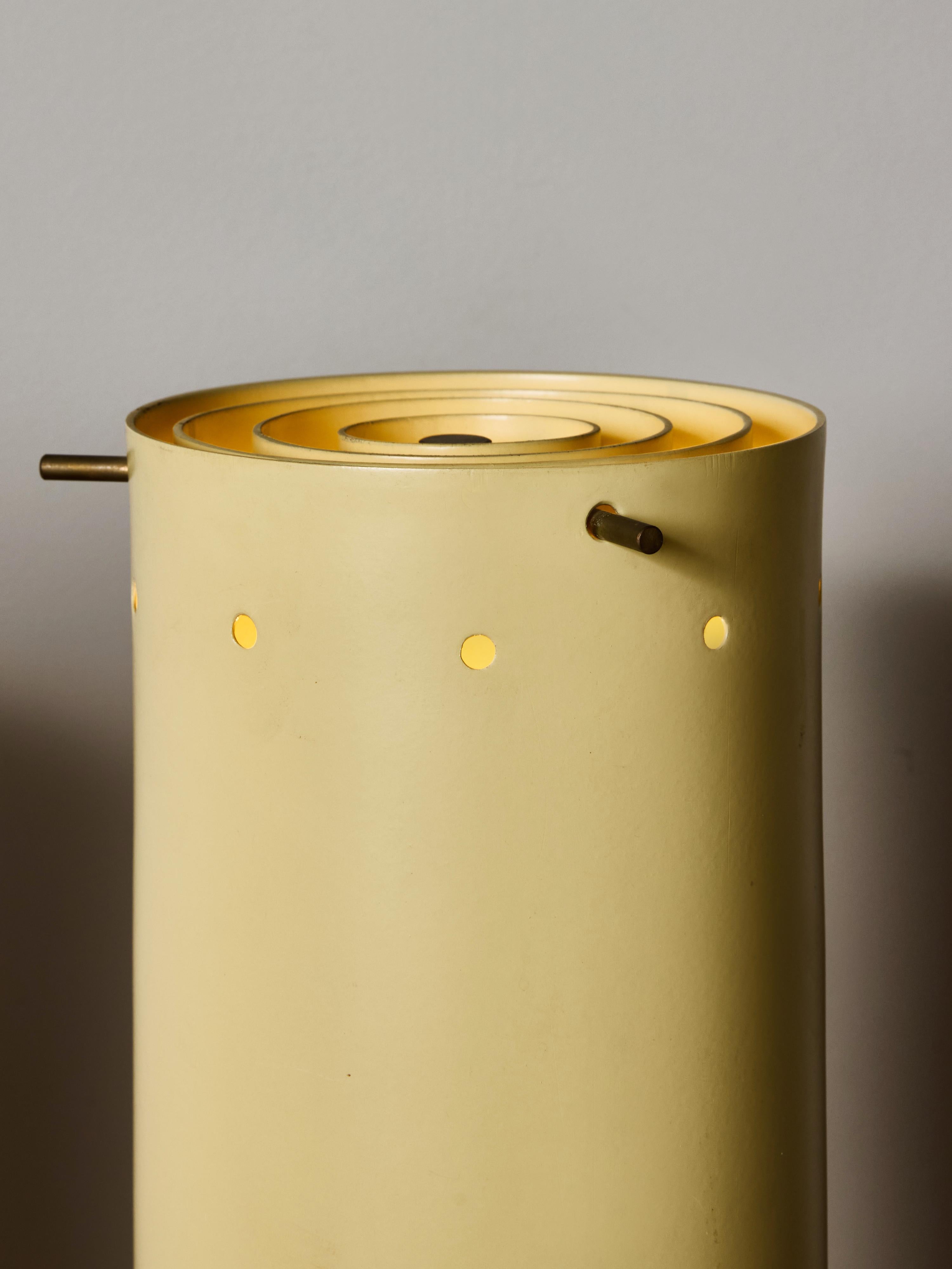 italien Paire de lampes de table en laiton du milieu du siècle avec abat-jour en métal peint perforé en vente