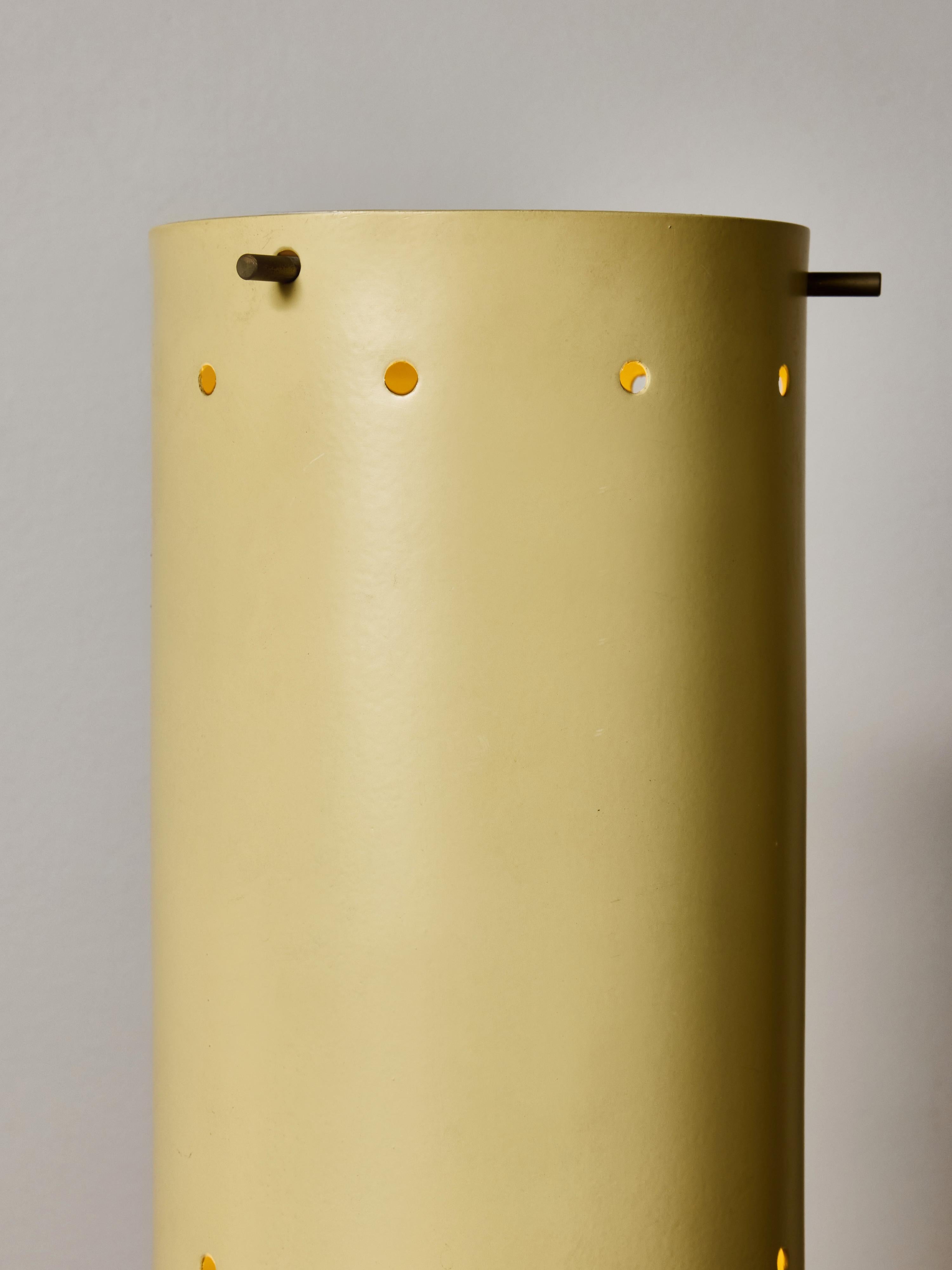 Paire de lampes de table en laiton du milieu du siècle avec abat-jour en métal peint perforé Bon état - En vente à Saint-Ouen, IDF