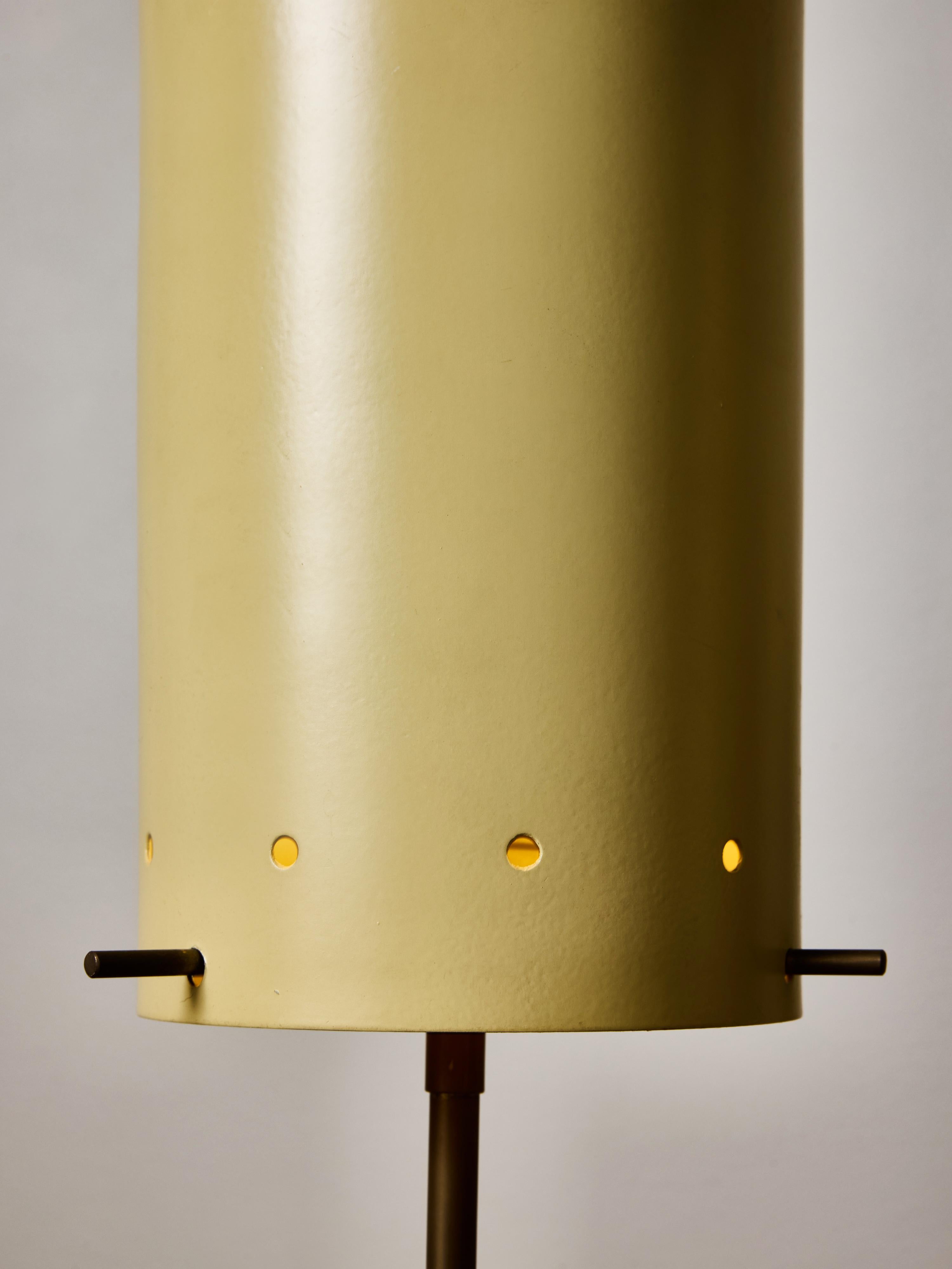 Fin du 20e siècle Paire de lampes de table en laiton du milieu du siècle avec abat-jour en métal peint perforé en vente