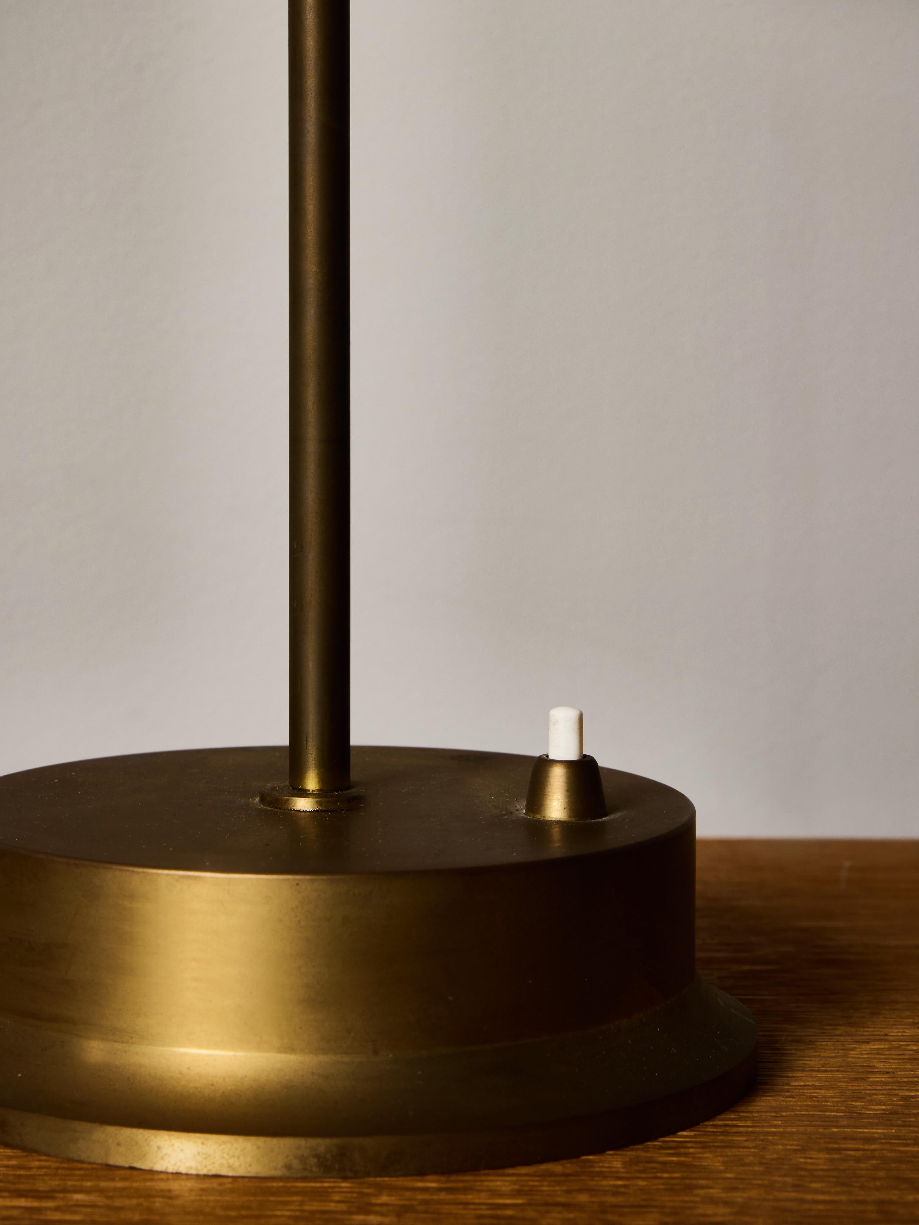 Métal Paire de lampes de table en laiton du milieu du siècle avec abat-jour en métal peint perforé en vente