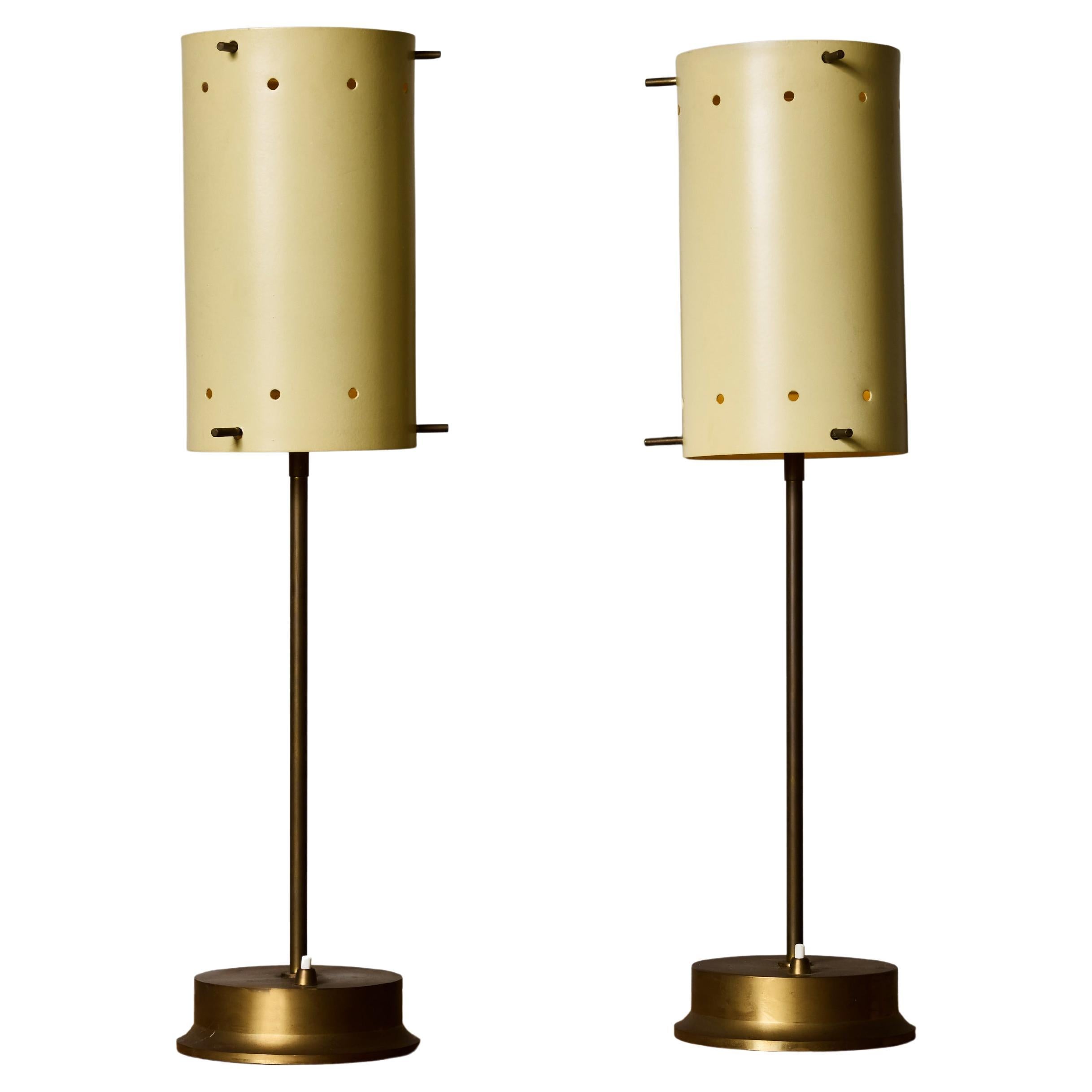 Paire de lampes de table en laiton du milieu du siècle avec abat-jour en métal peint perforé en vente