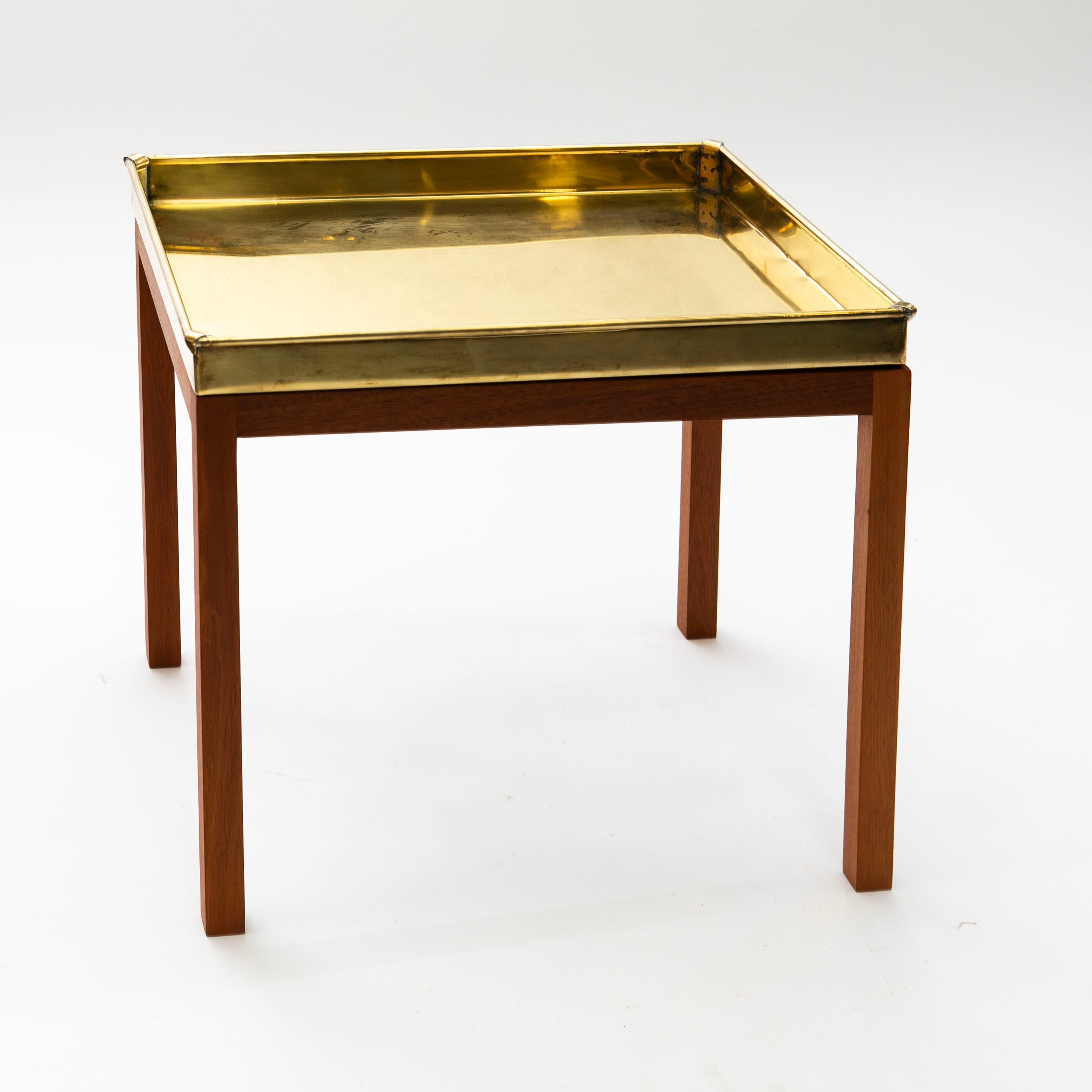 Paire de tables d'appoint à plateau en laiton du milieu du siècle sur bases en acajou par Lysberg  Hansen en vente 3