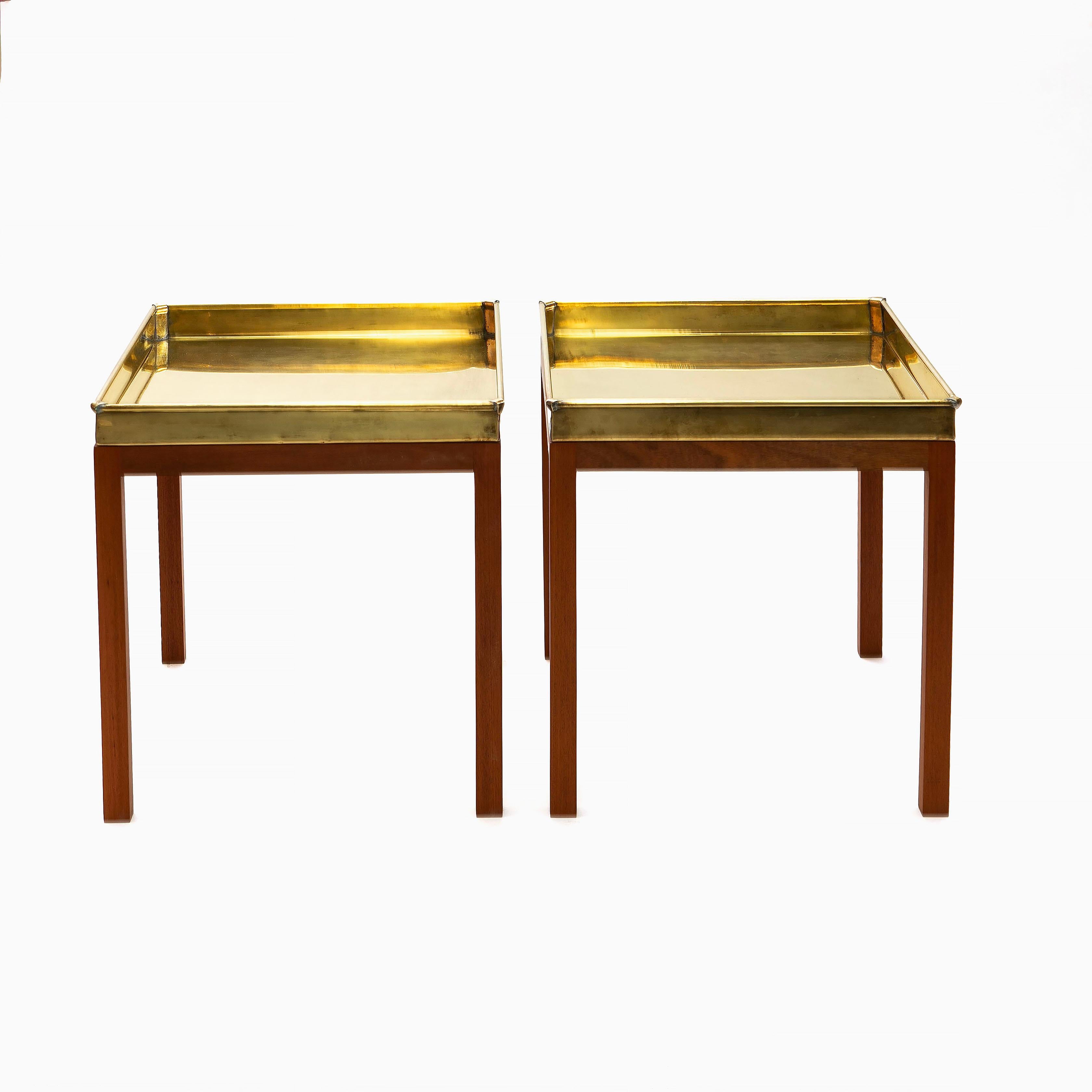 Paire de tables d'appoint présentant de vieux plateaux de bière en laiton sur une base en acajou avec une finition à l'huile.
Fabriqué au Danemark par Lysberg Hansen & Therp dans les années 1950.

Un bel ensemble bien entretenu avec une élégante
