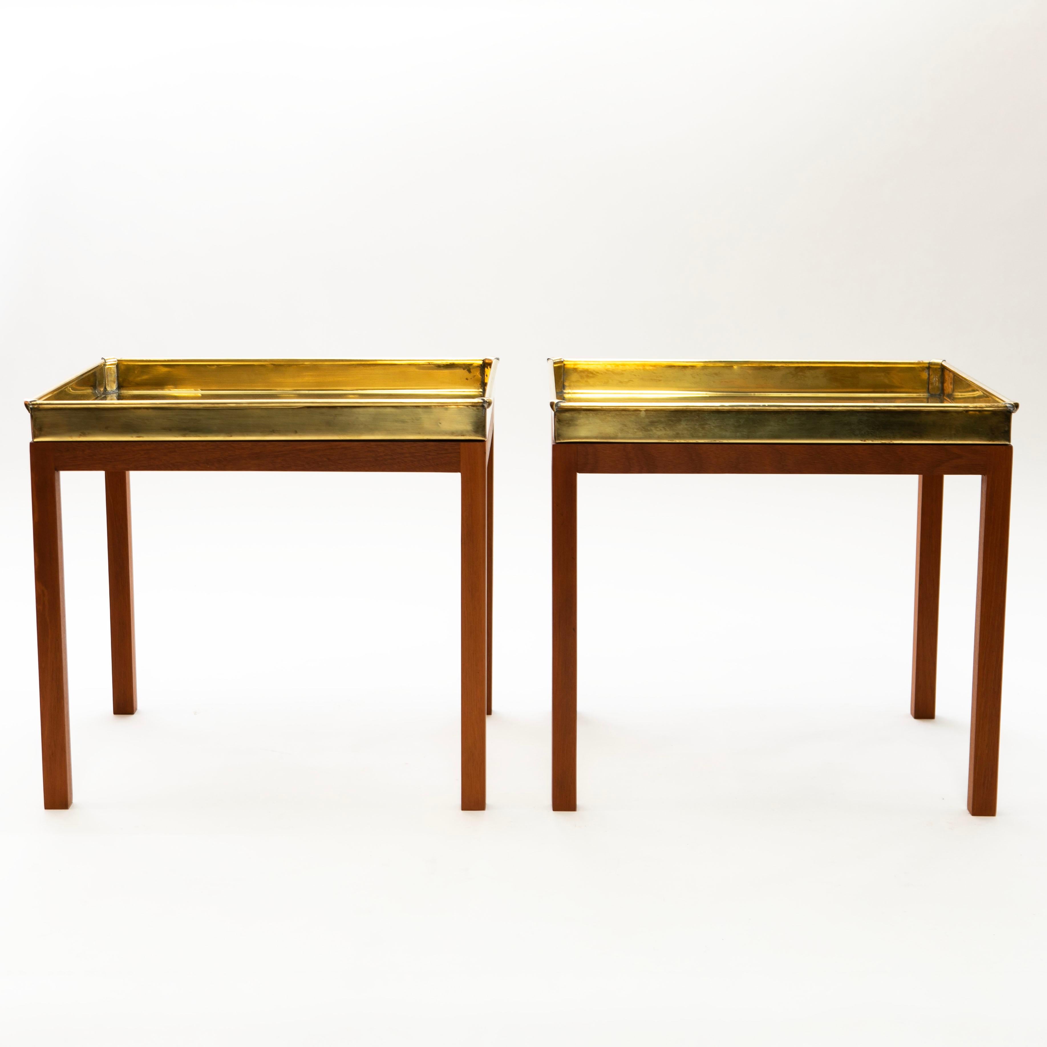Moderne Paire de tables d'appoint à plateau en laiton du milieu du siècle sur bases en acajou par Lysberg  Hansen en vente