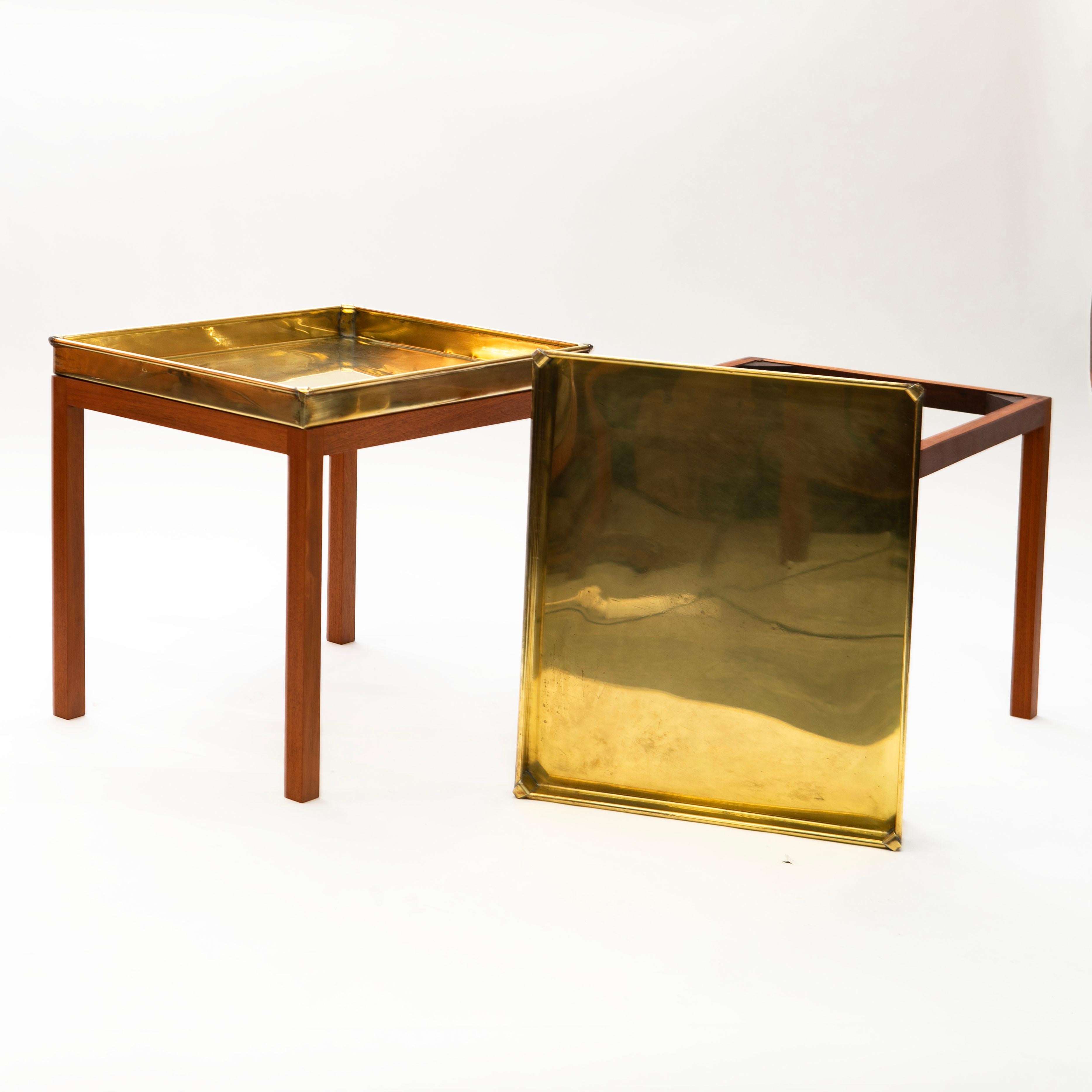 Paire de tables d'appoint à plateau en laiton du milieu du siècle sur bases en acajou par Lysberg  Hansen Bon état - En vente à Kastrup, DK