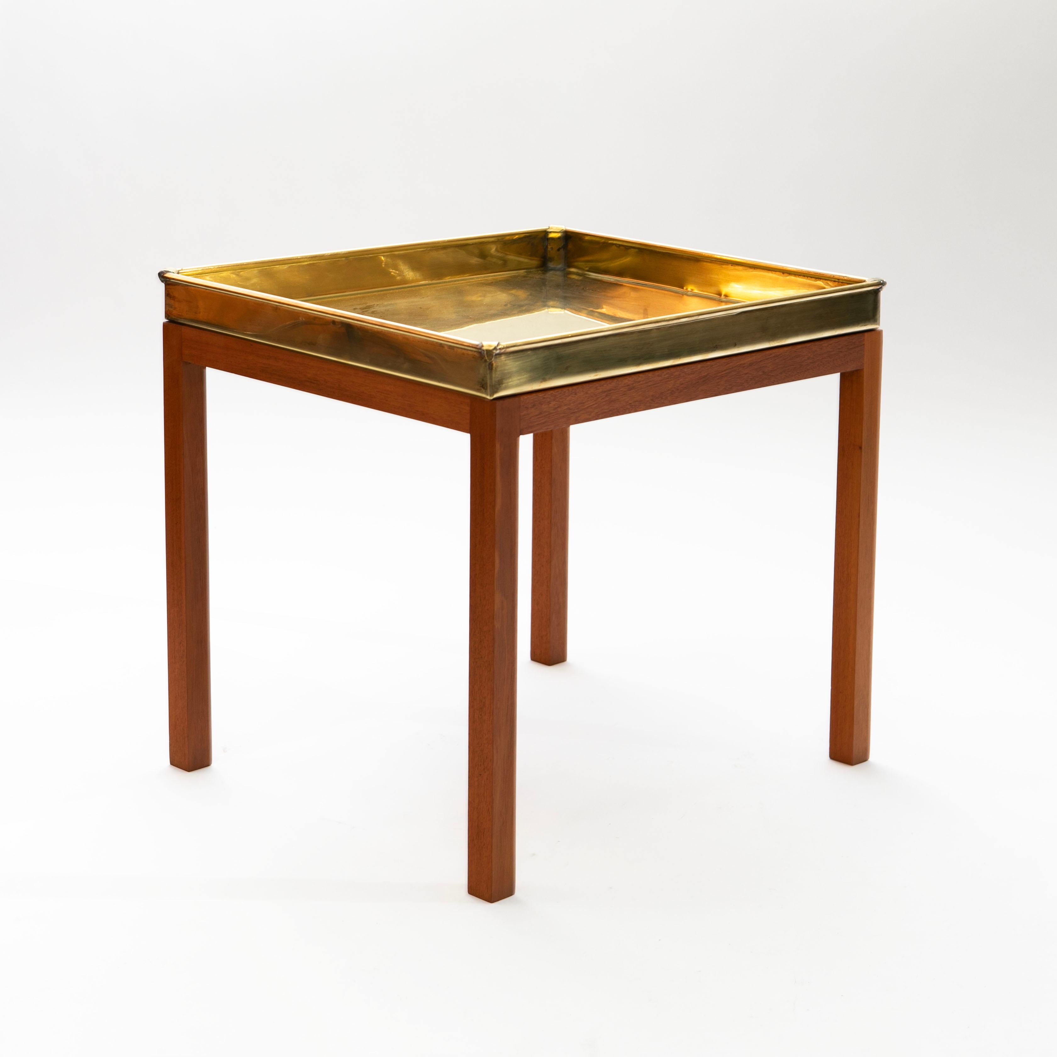 20ième siècle Paire de tables d'appoint à plateau en laiton du milieu du siècle sur bases en acajou par Lysberg  Hansen en vente