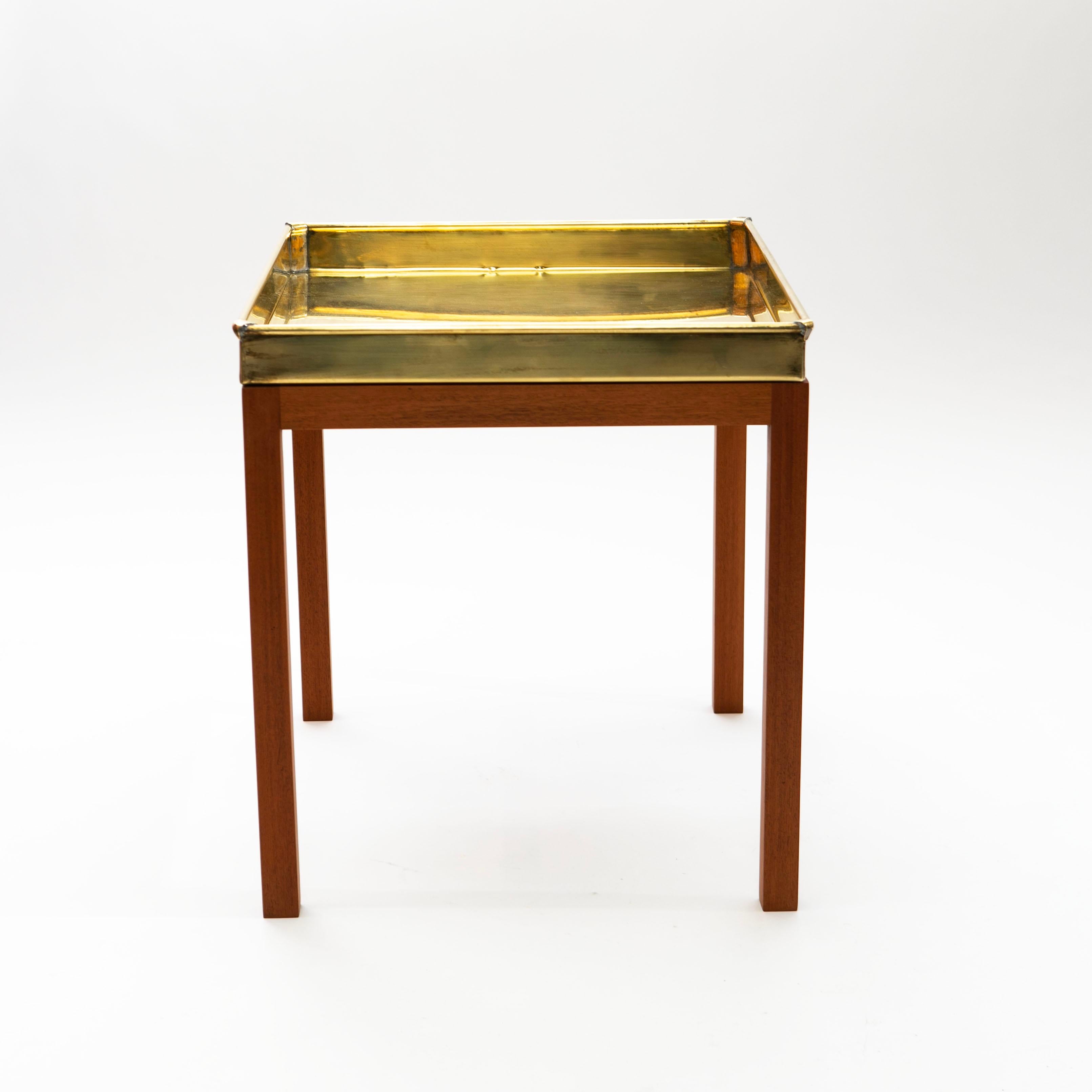 Laiton Paire de tables d'appoint à plateau en laiton du milieu du siècle sur bases en acajou par Lysberg  Hansen en vente