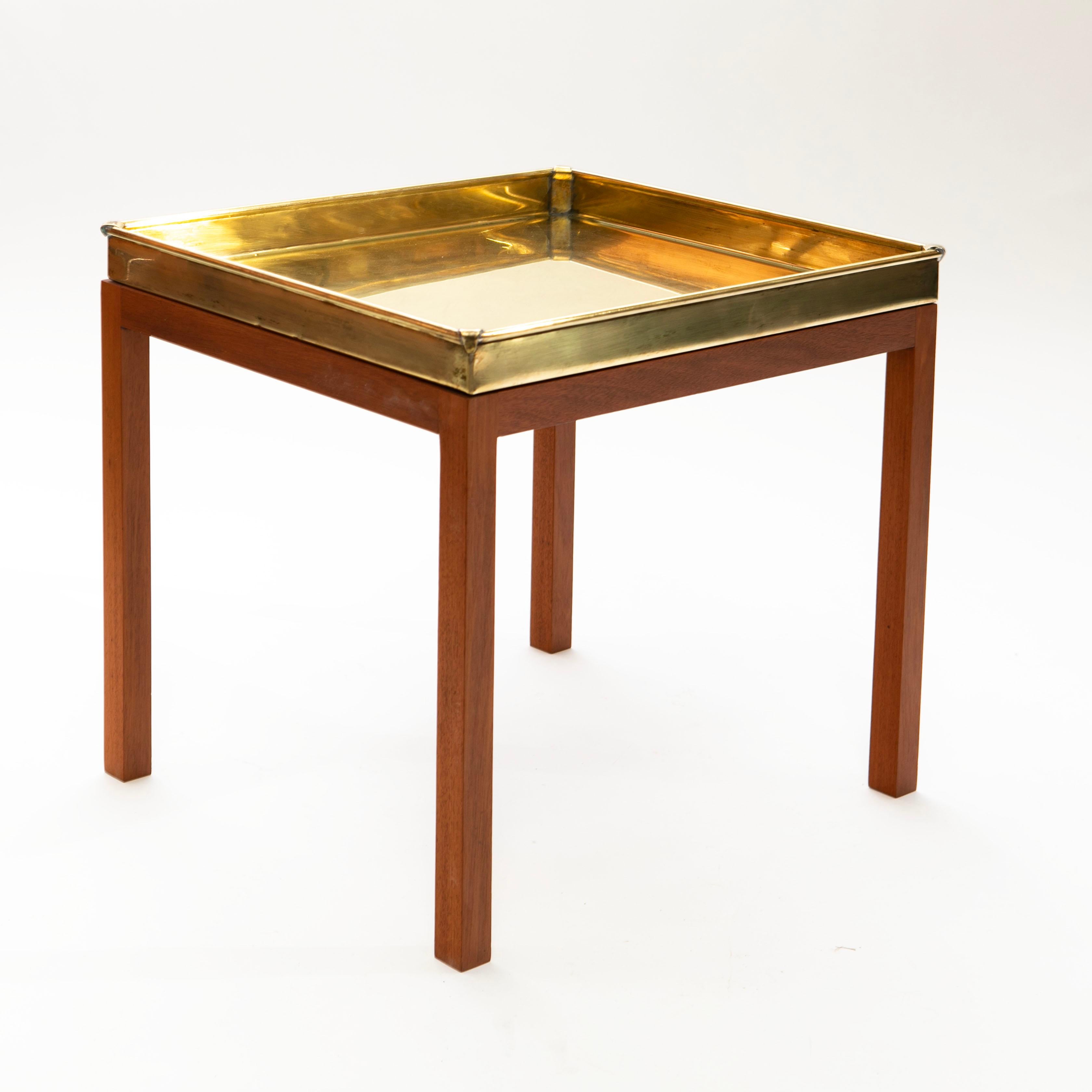 Paire de tables d'appoint à plateau en laiton du milieu du siècle sur bases en acajou par Lysberg  Hansen en vente 1