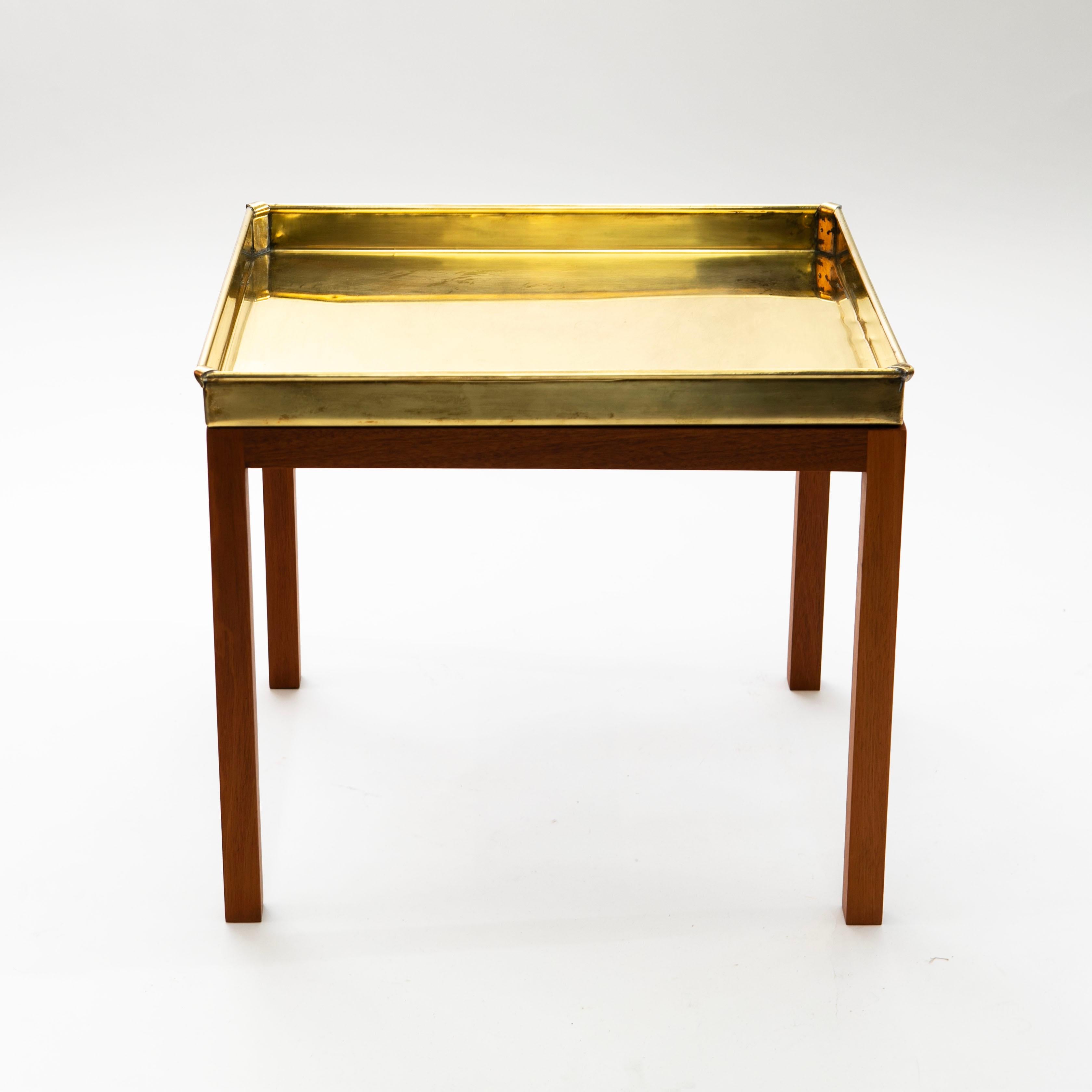 Paire de tables d'appoint à plateau en laiton du milieu du siècle sur bases en acajou par Lysberg  Hansen en vente 2