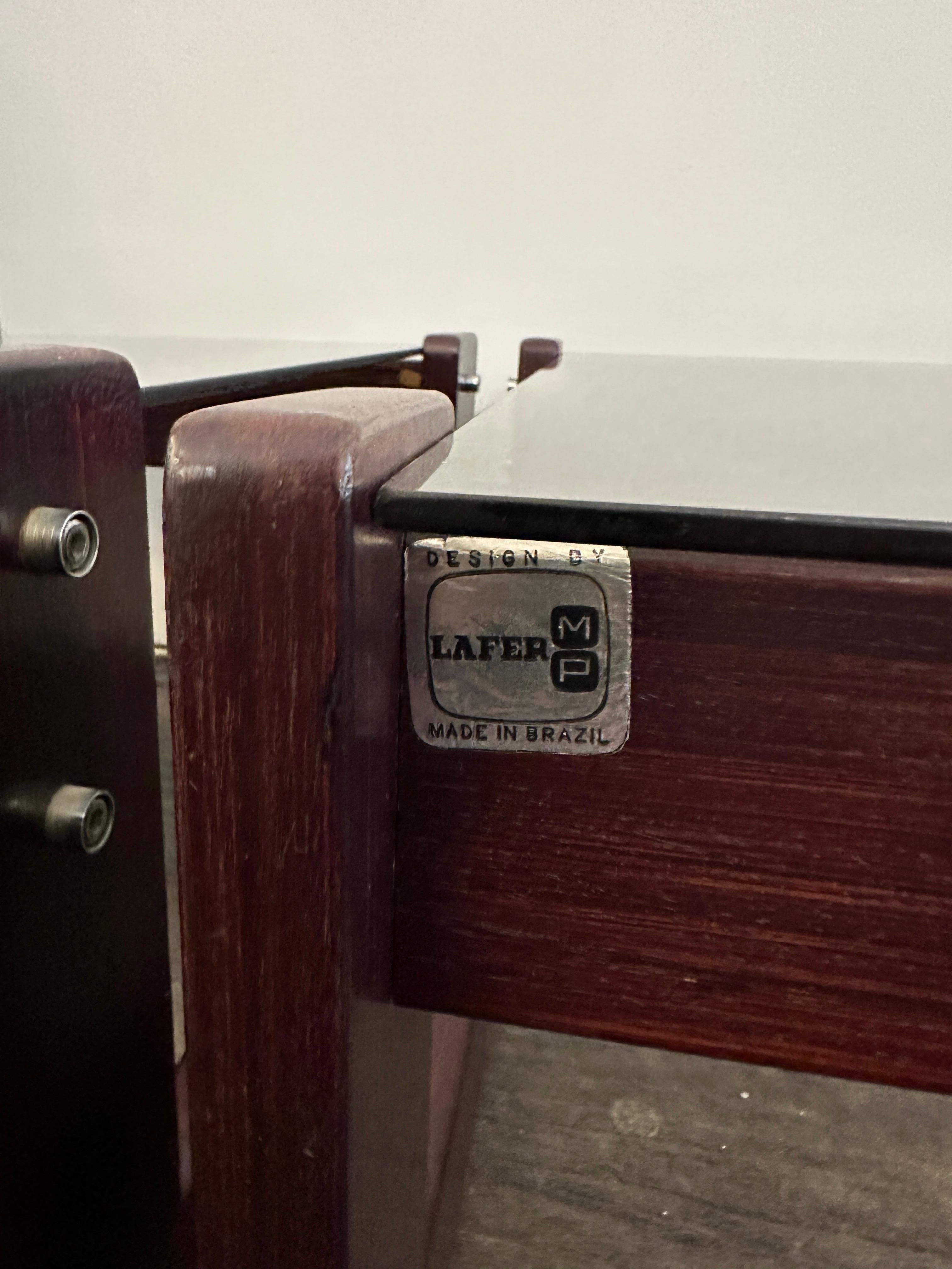 Paar Palisander-Beistelltische mit Platten aus Rauchglas, entworfen von Percival Lafer - Brasilien 1960er Jahre.  Das originale Label auf diesem Stück ist auf den Detailbildern und im Video zu sehen.