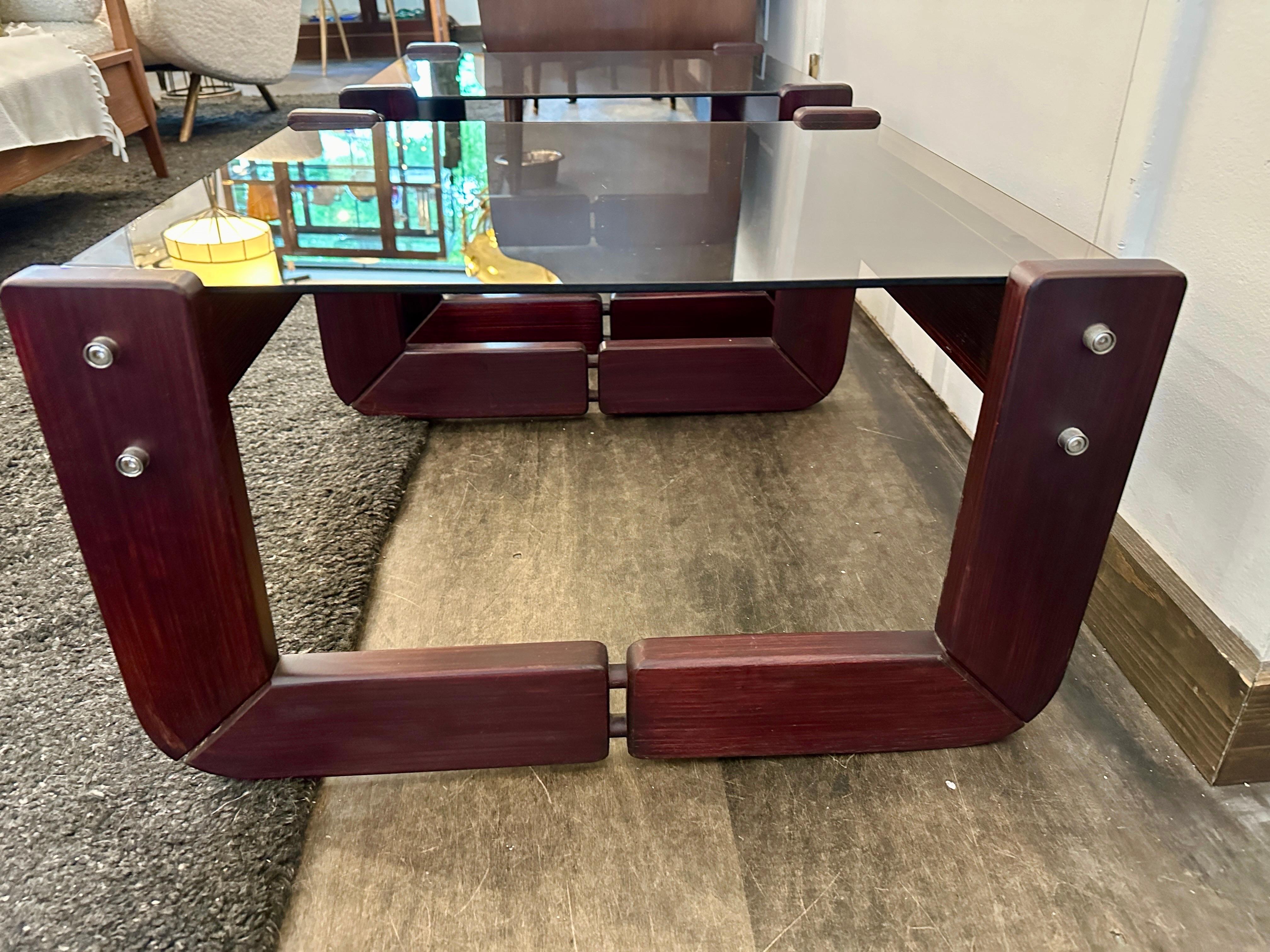 Paar brasilianische Palisander-Endtische aus der Mitte des Jahrhunderts von Percival Lafer (Rauchglas) im Angebot