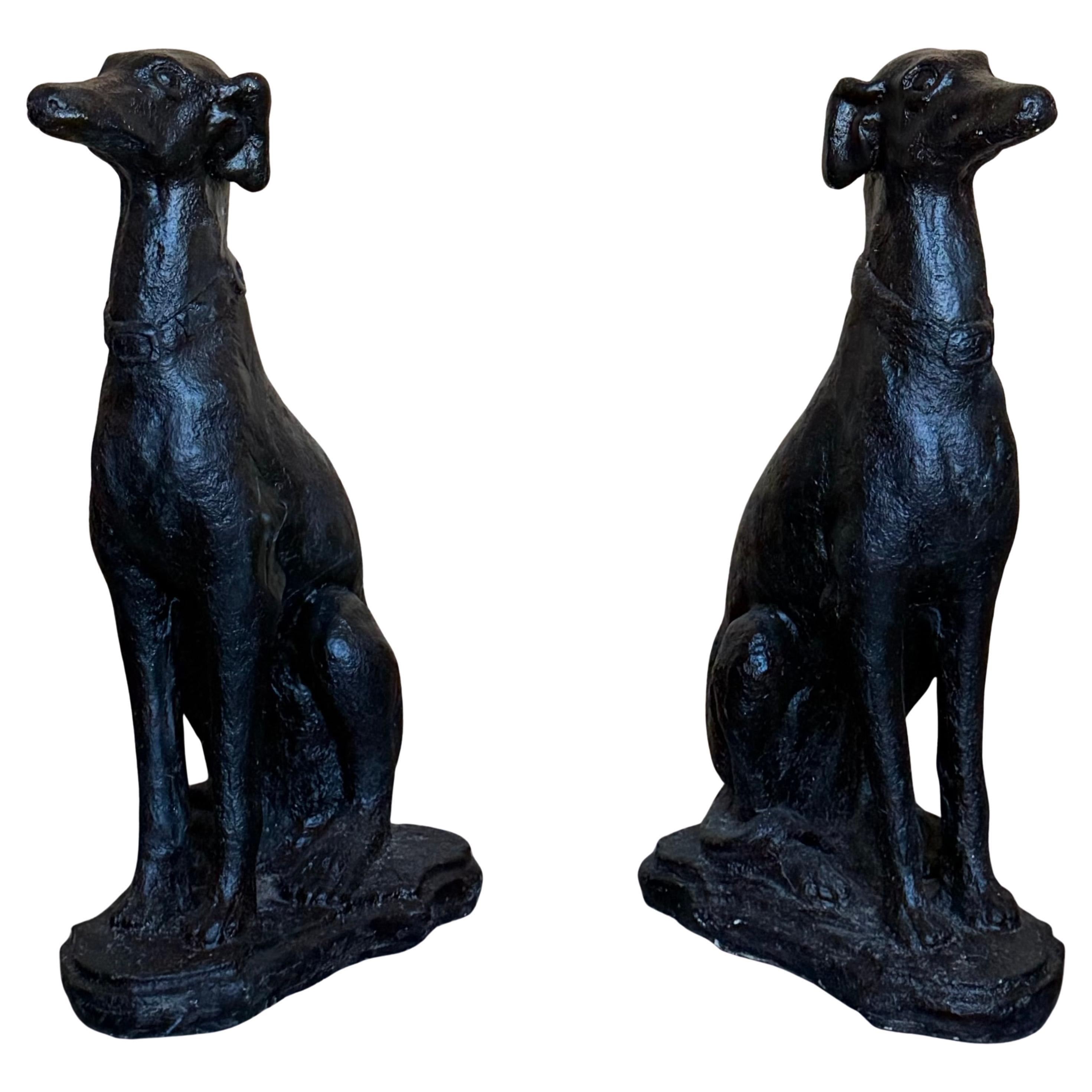Coppia di sculture di levrieri seduti a grandezza naturale in bronzo del metà del secolo scorso