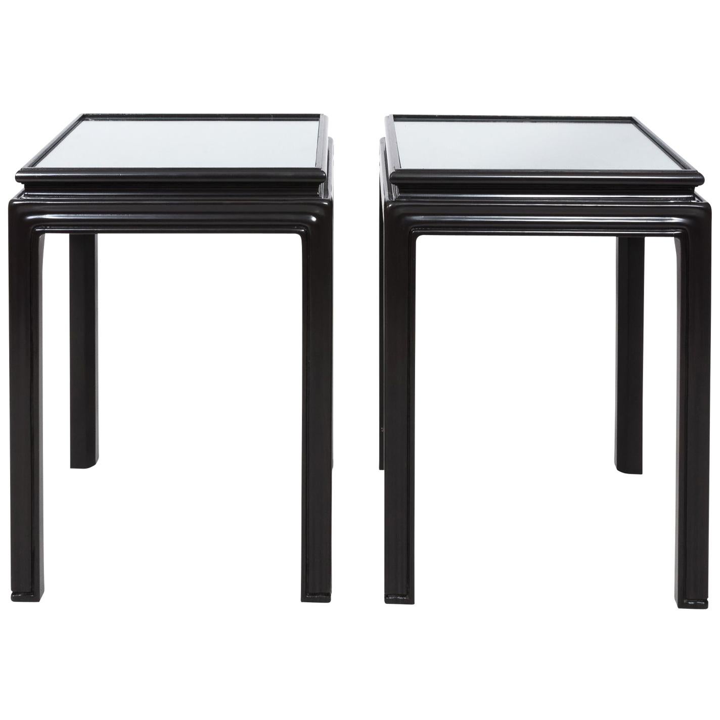 Paire de tables d
appoint asiatiques du milieu du siècle en laque brune