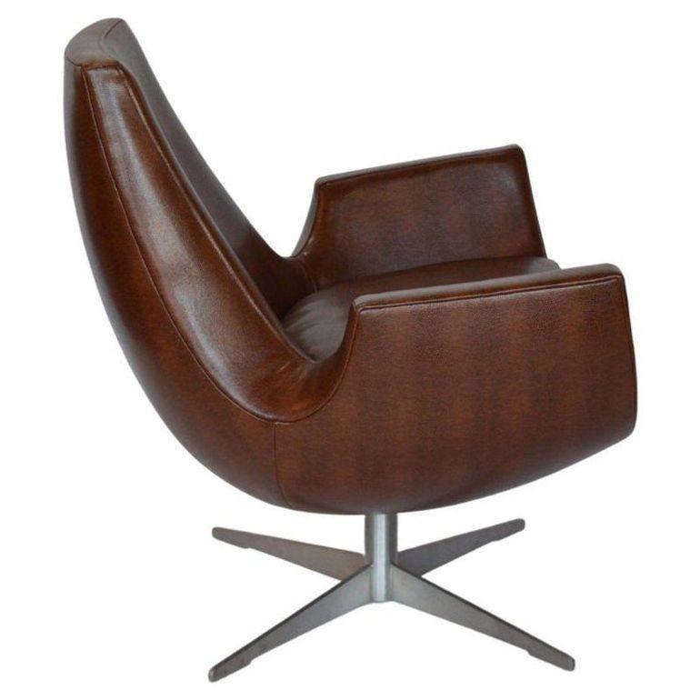 Italiano Coppia di sedie di metà secolo in pelle marrone con base in metallo. Italia, anni '70. in vendita
