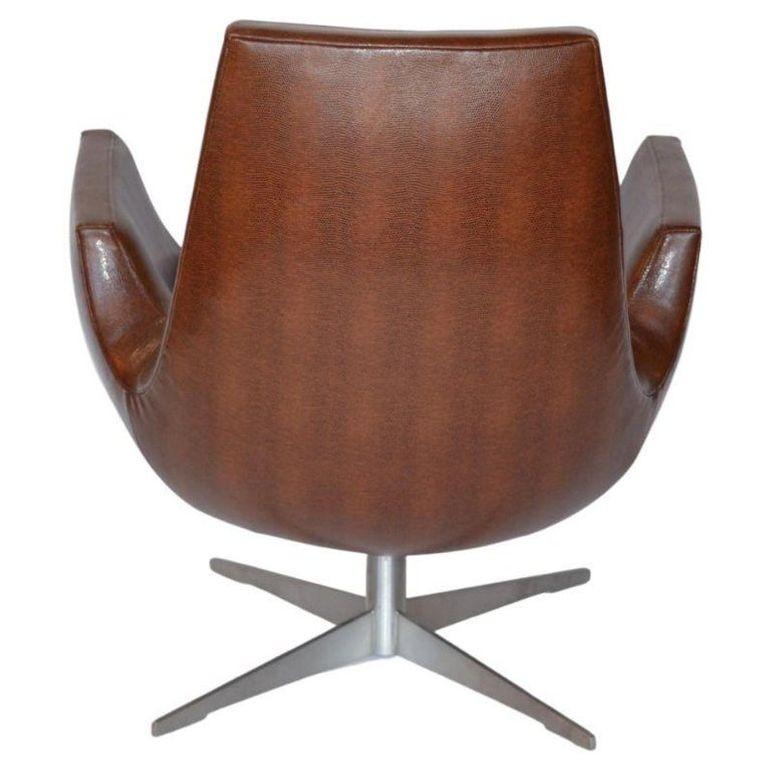 XX secolo Coppia di sedie di metà secolo in pelle marrone con base in metallo. Italia, anni '70. in vendita