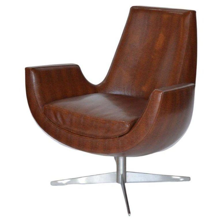Pelle Coppia di sedie di metà secolo in pelle marrone con base in metallo. Italia, anni '70. in vendita