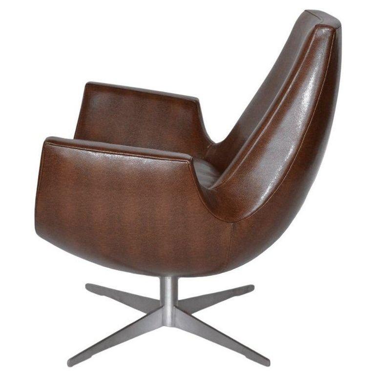 Coppia di sedie di metà secolo in pelle marrone con base in metallo. Italia, anni '70. in vendita 1