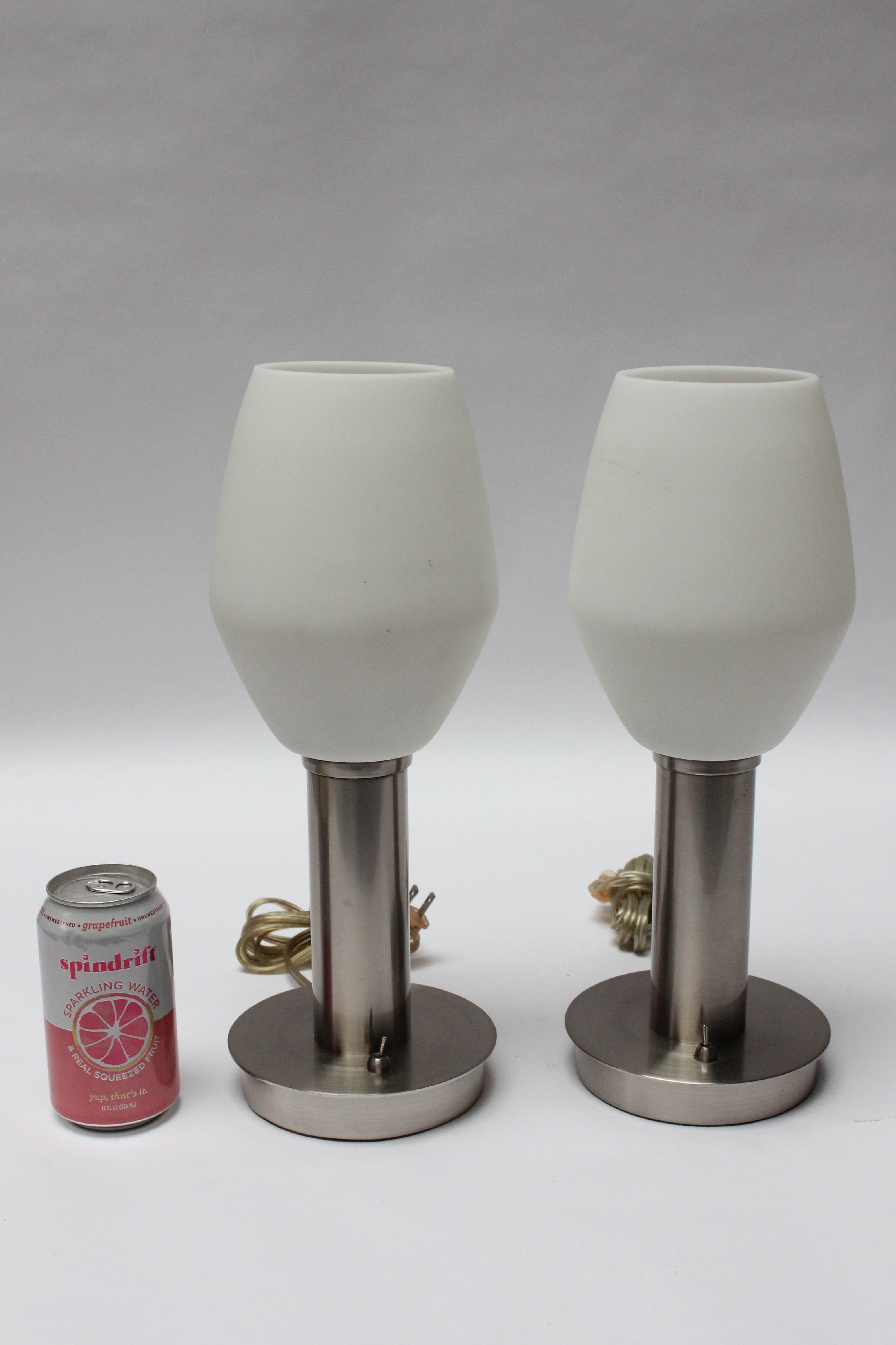 Pair of Mid-Century Brushed Aluminum Table Lamps with Frosted Glass Shades In Good Condition For Sale In Brooklyn, NY