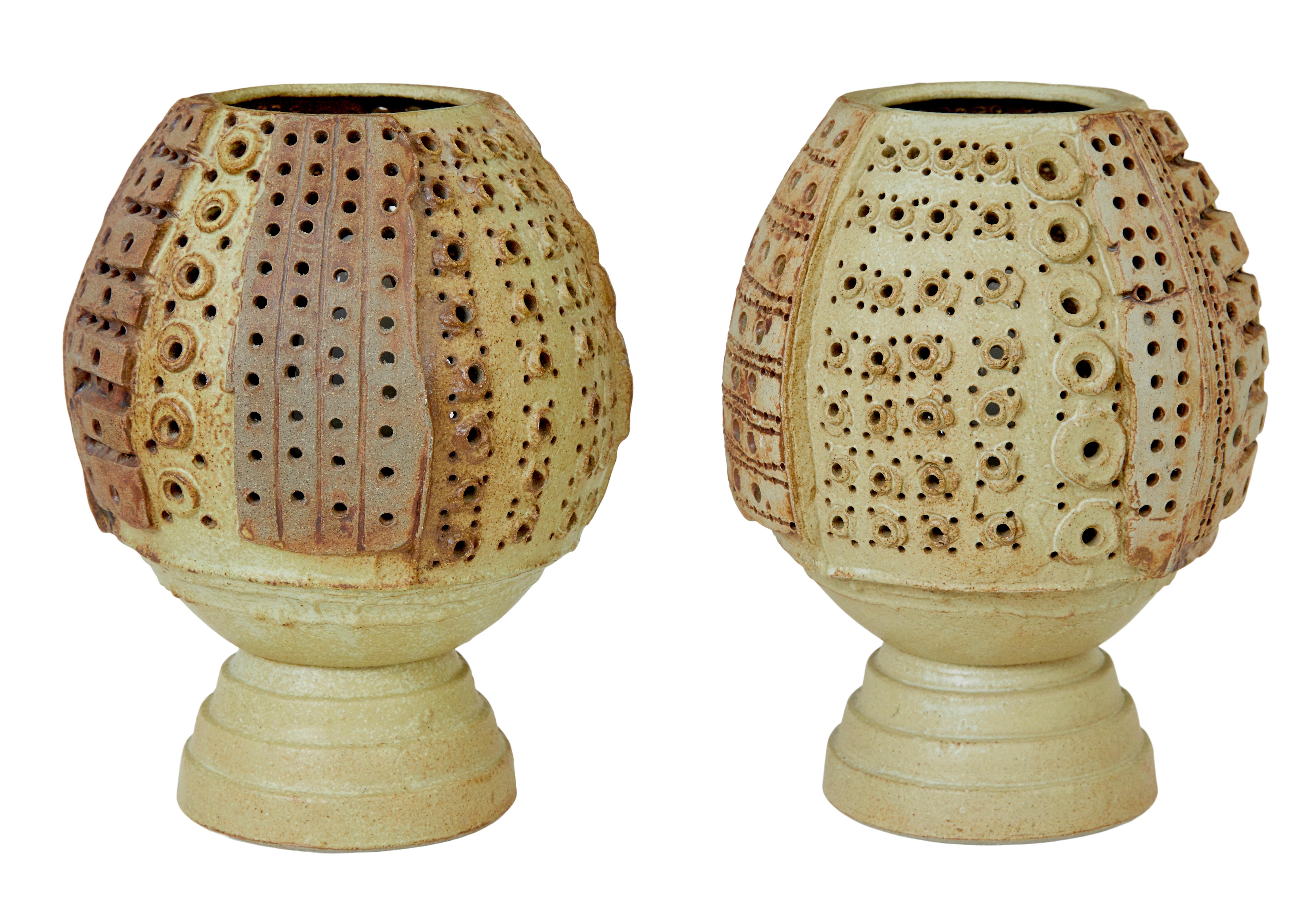 Paire de lampes en céramique Brutalist du milieu du siècle par Bernard Rooke circa 1970.

Nous avons ici une belle paire de lampes de table du célèbre potier Bernard Rooke (né en 1938).  Acheté à son studio de suffolk au moment de la