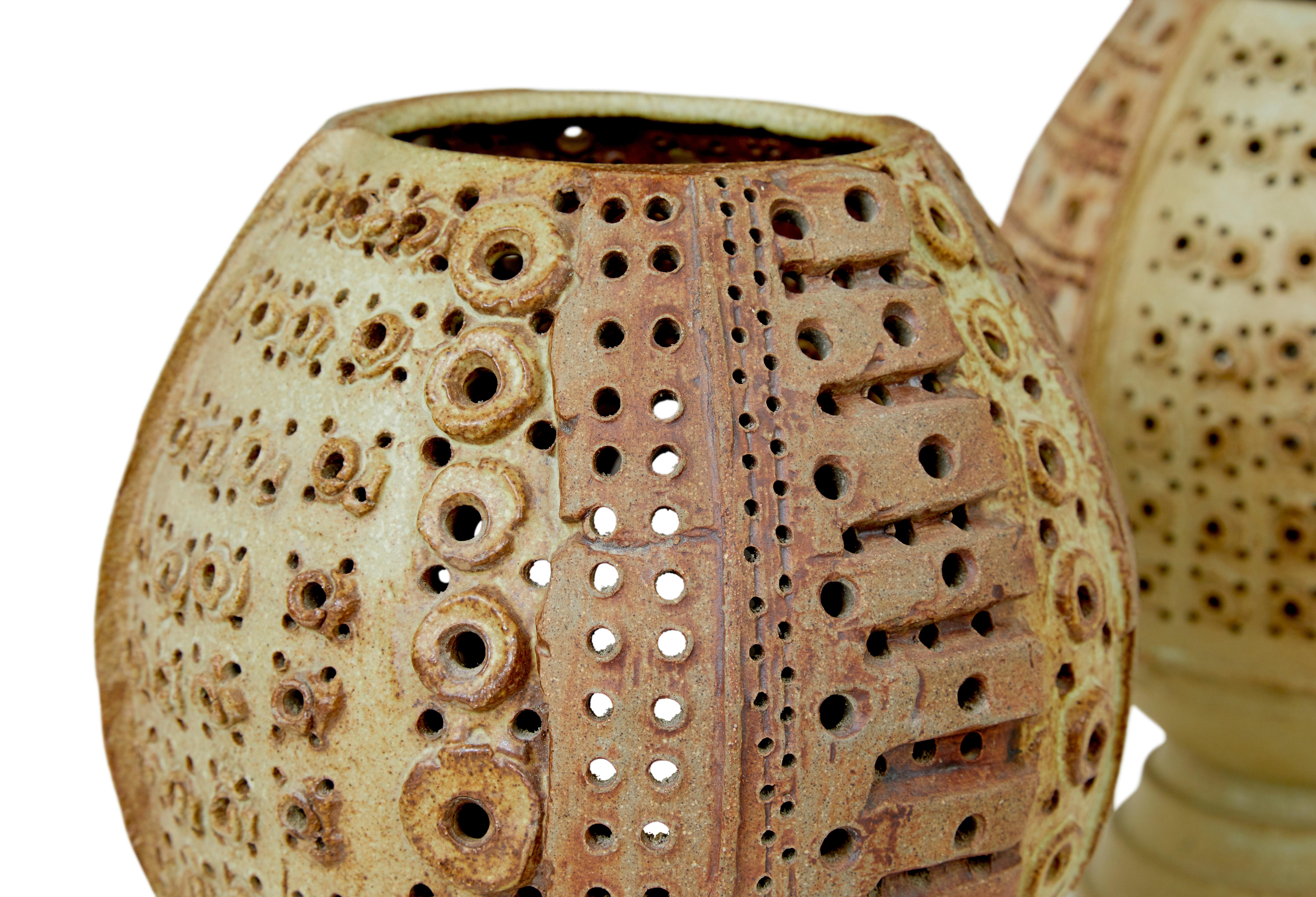 Vernissé Paire de lampes brutalistes en céramique du milieu du siècle dernier par Bernard Rooke en vente