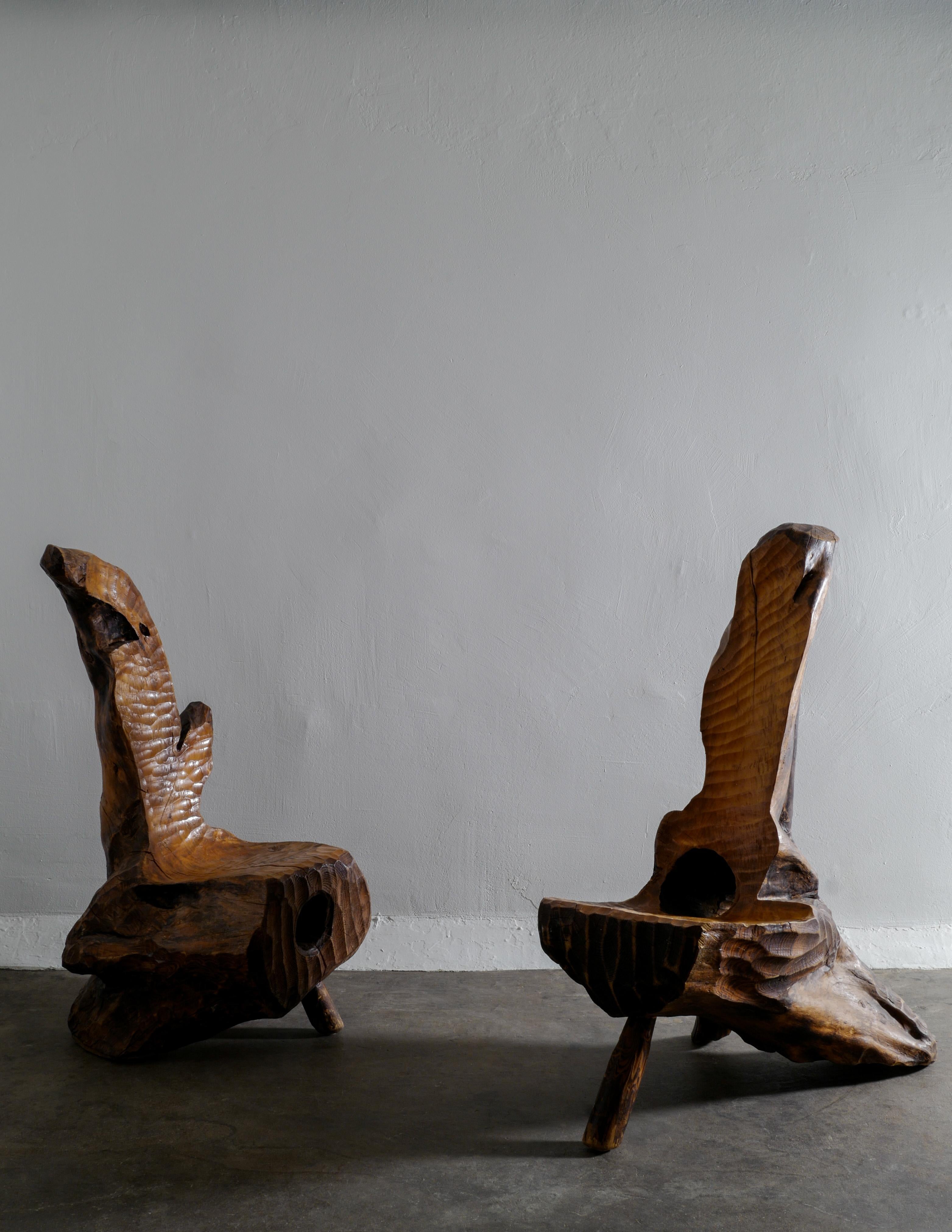 Seltenes Paar brutalistischer skulpturaler Stühle aus der Mitte des Jahrhunderts, handgefertigt aus Massivholz. In gutem Vintage- und Originalzustand mit kleinen Alters- und Gebrauchsspuren. Hergestellt in Schweden von einem unbekannten Designer in