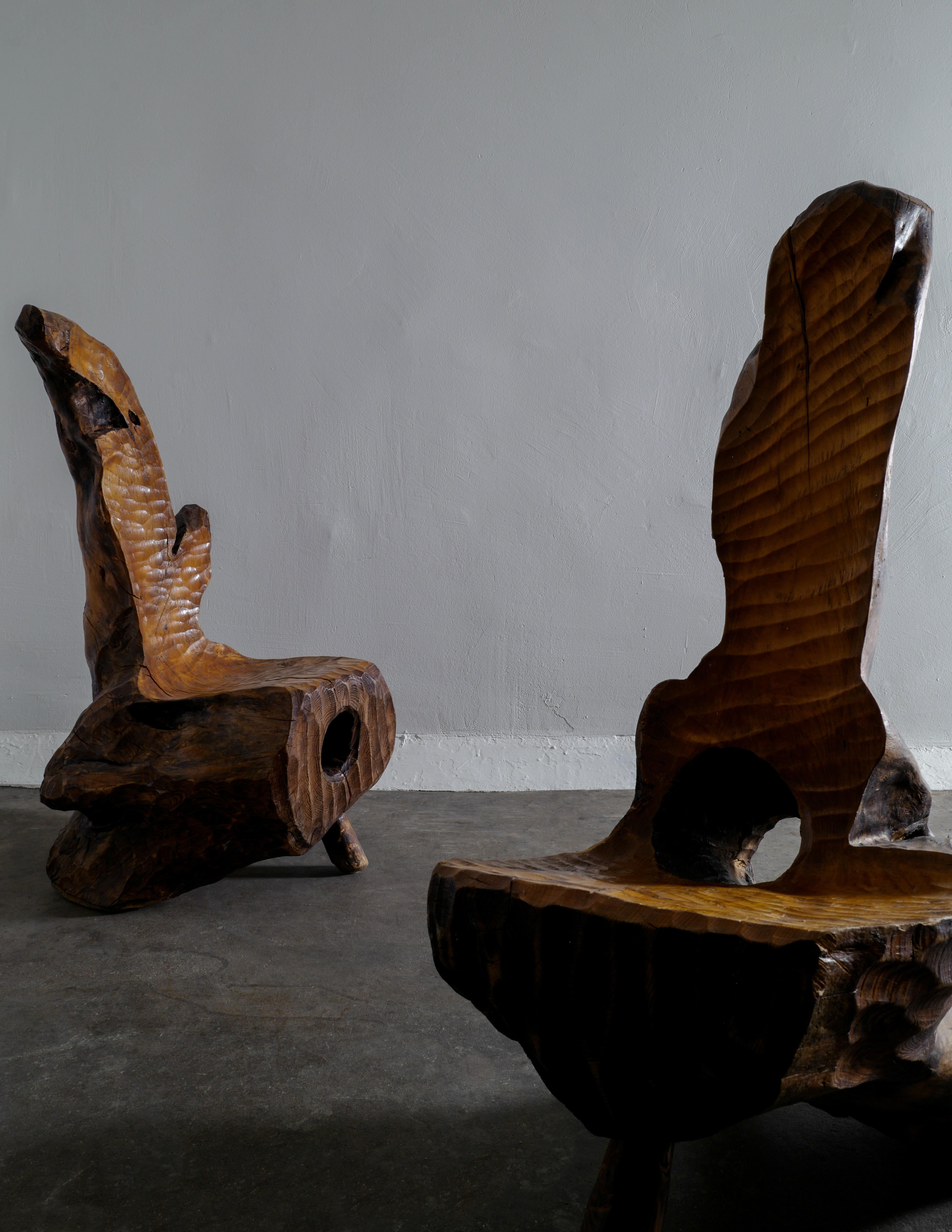 Paar brutalistische skulpturale Holzstühle aus der Mitte des Jahrhunderts, hergestellt in Schweden, 1970er Jahre (Brutalismus) im Angebot