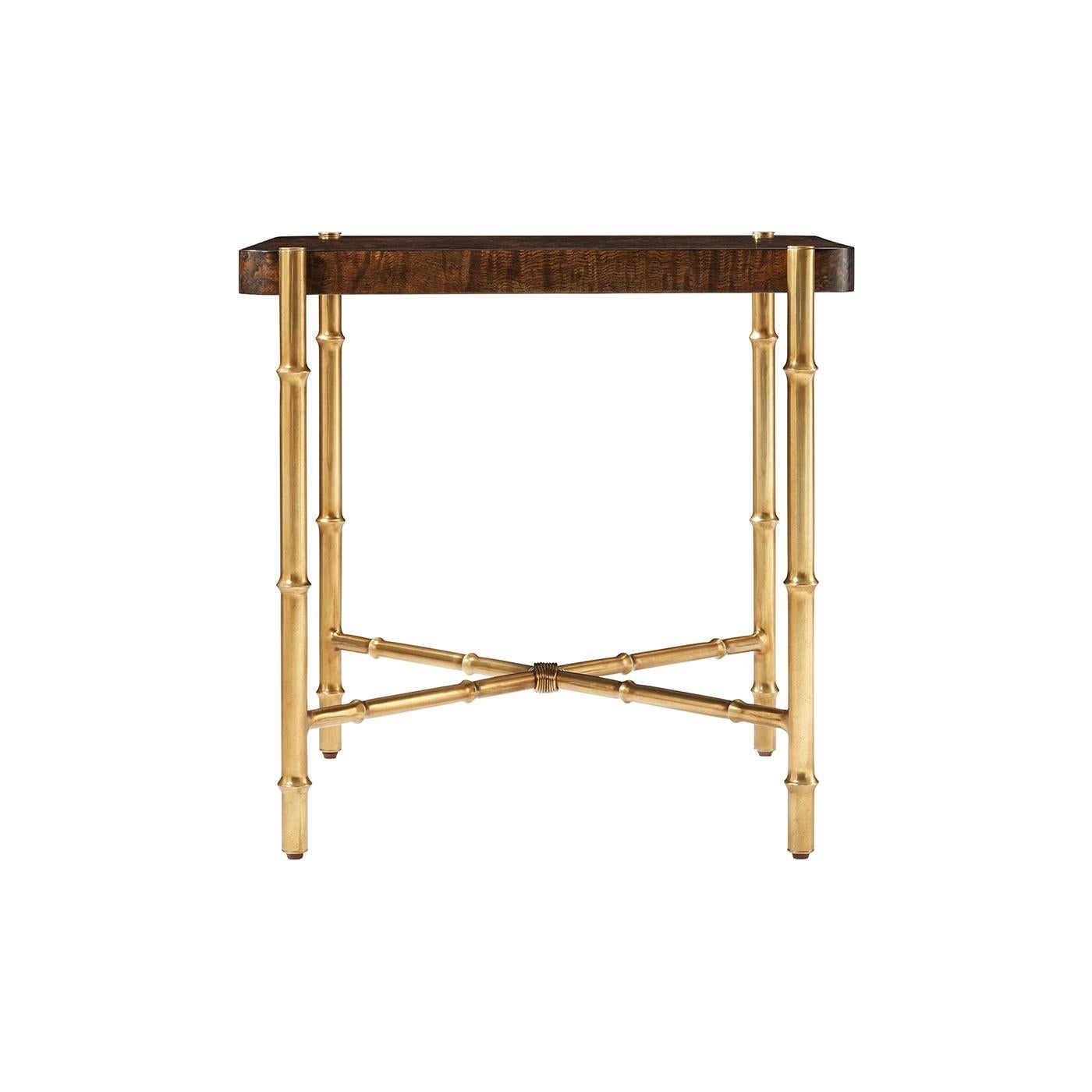 Vietnamien Paire de tables d'appoint en loupe du milieu du siècle dernier en vente