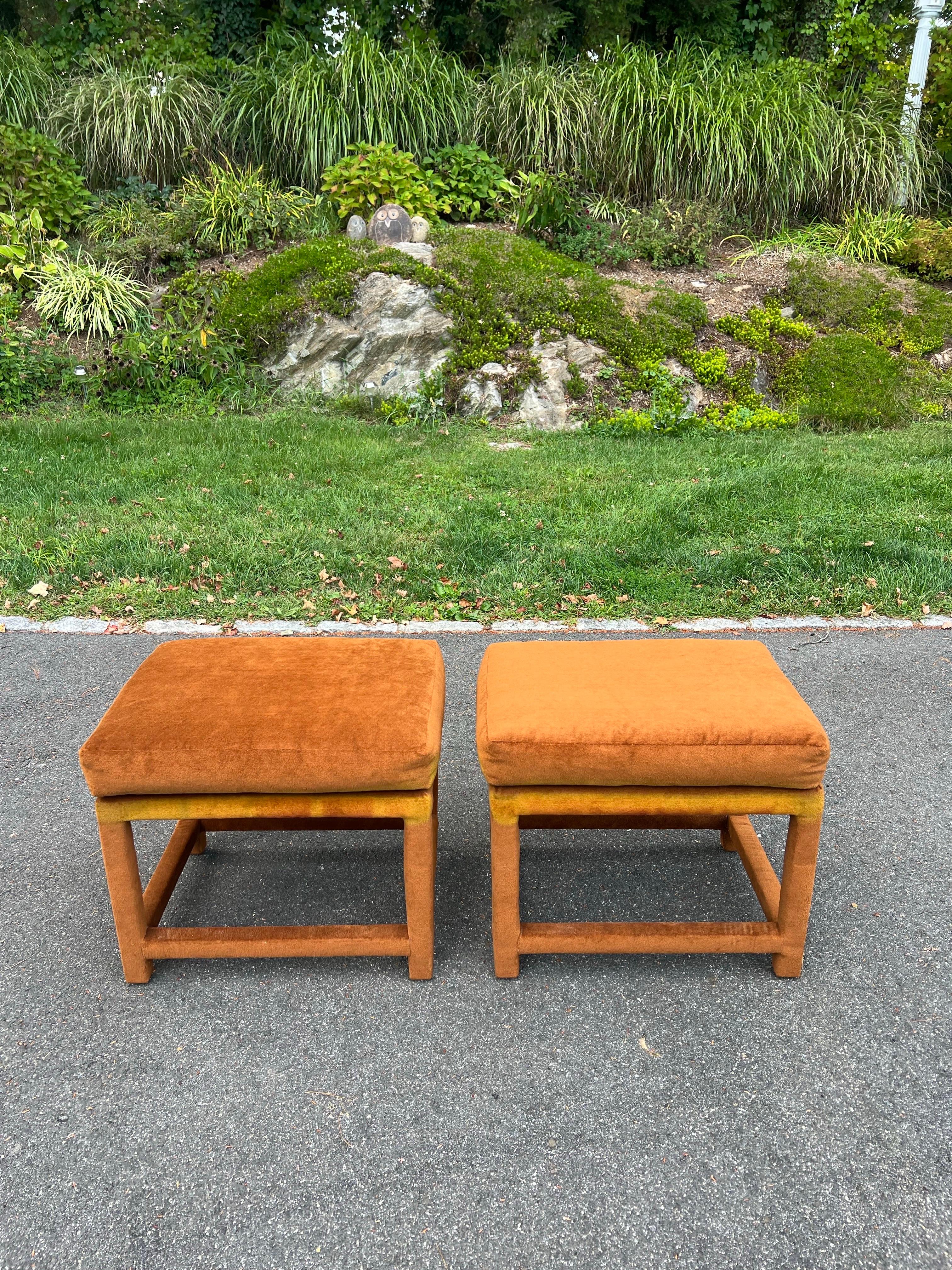 Paire d'ottomans du milieu du siècle en or orange brûlé avec coussins en vente 4