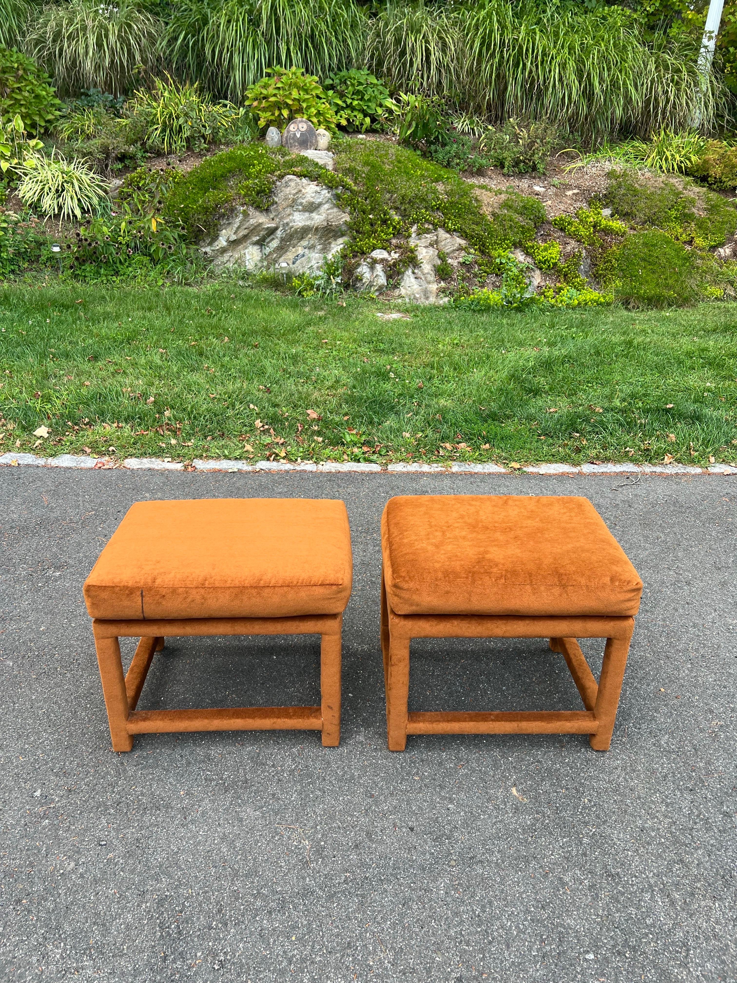 Paire d'ottomans du milieu du siècle en or orange brûlé avec coussins en vente 5