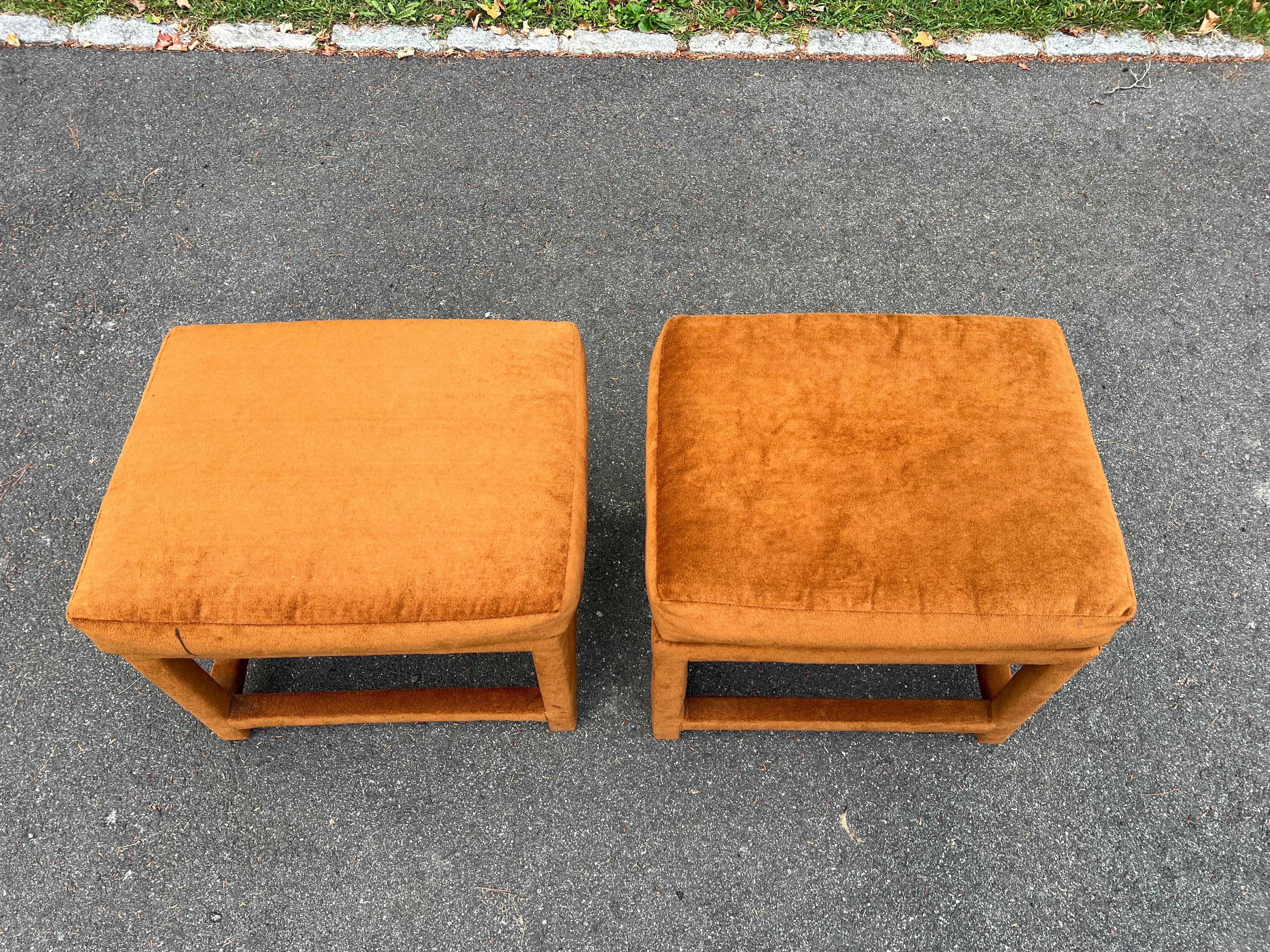 Paire d'ottomans du milieu du siècle en or orange brûlé avec coussins en vente 6