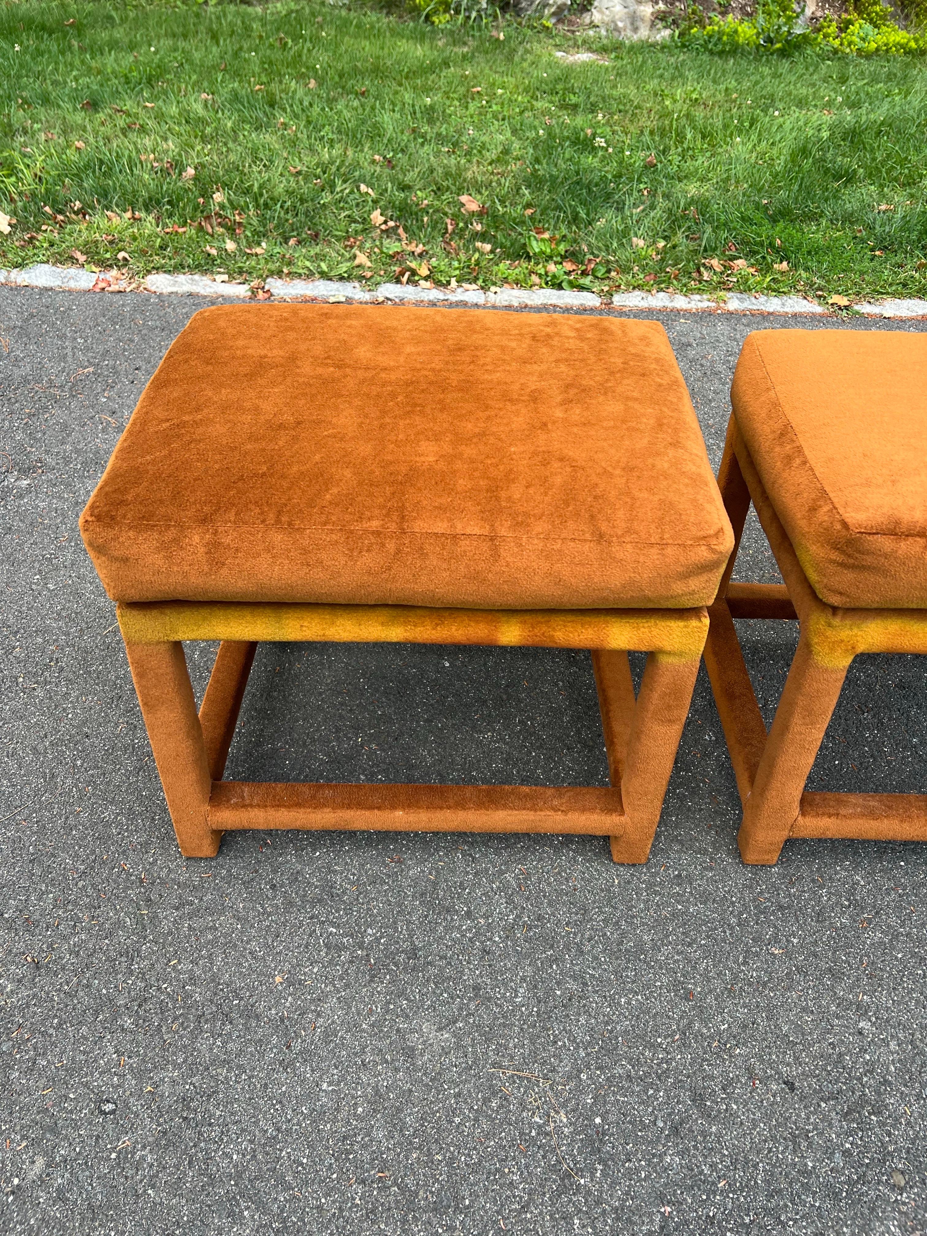 Paire d'ottomans du milieu du siècle en or orange brûlé avec coussins en vente 7