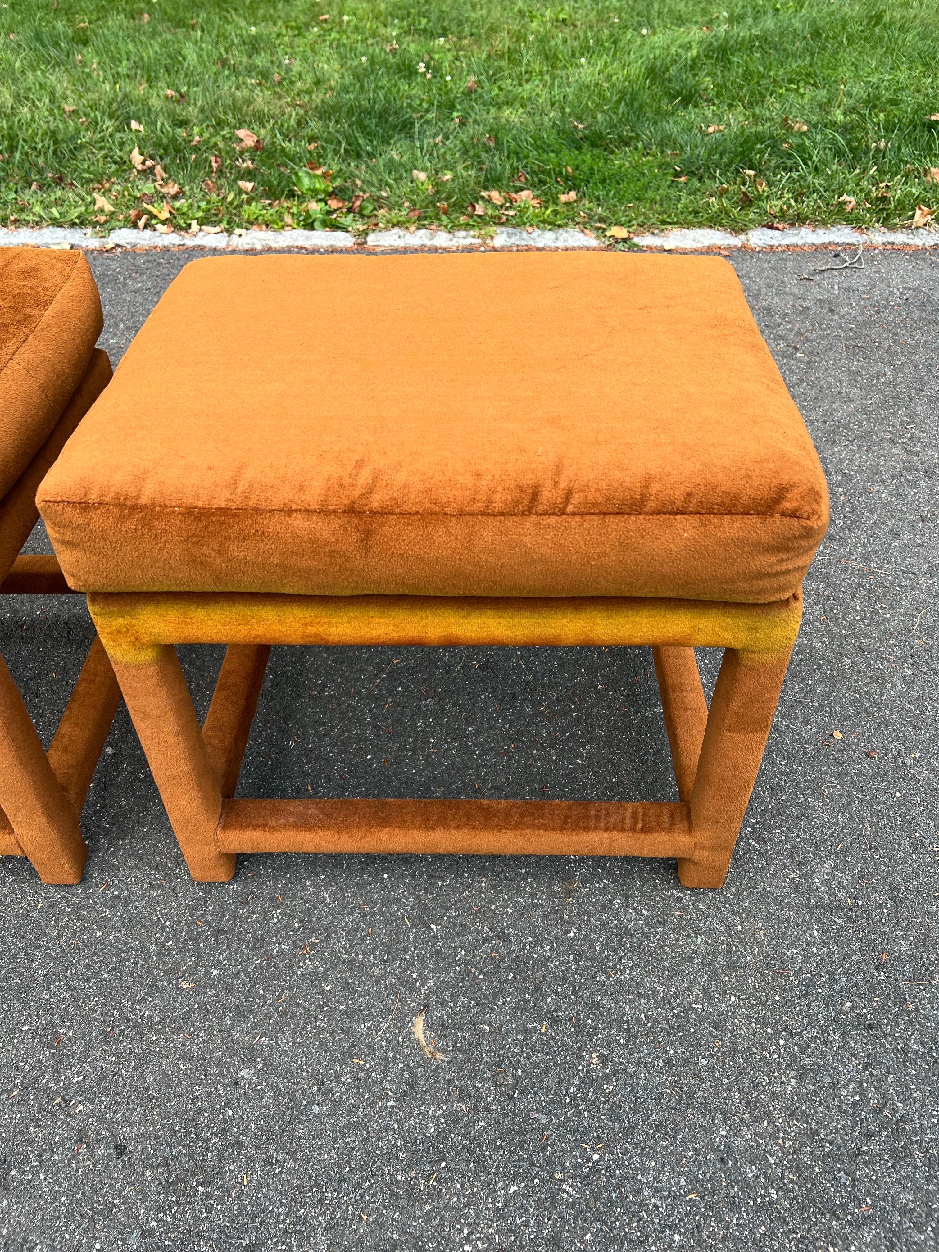 Paire d'ottomans du milieu du siècle en or orange brûlé avec coussins en vente 8