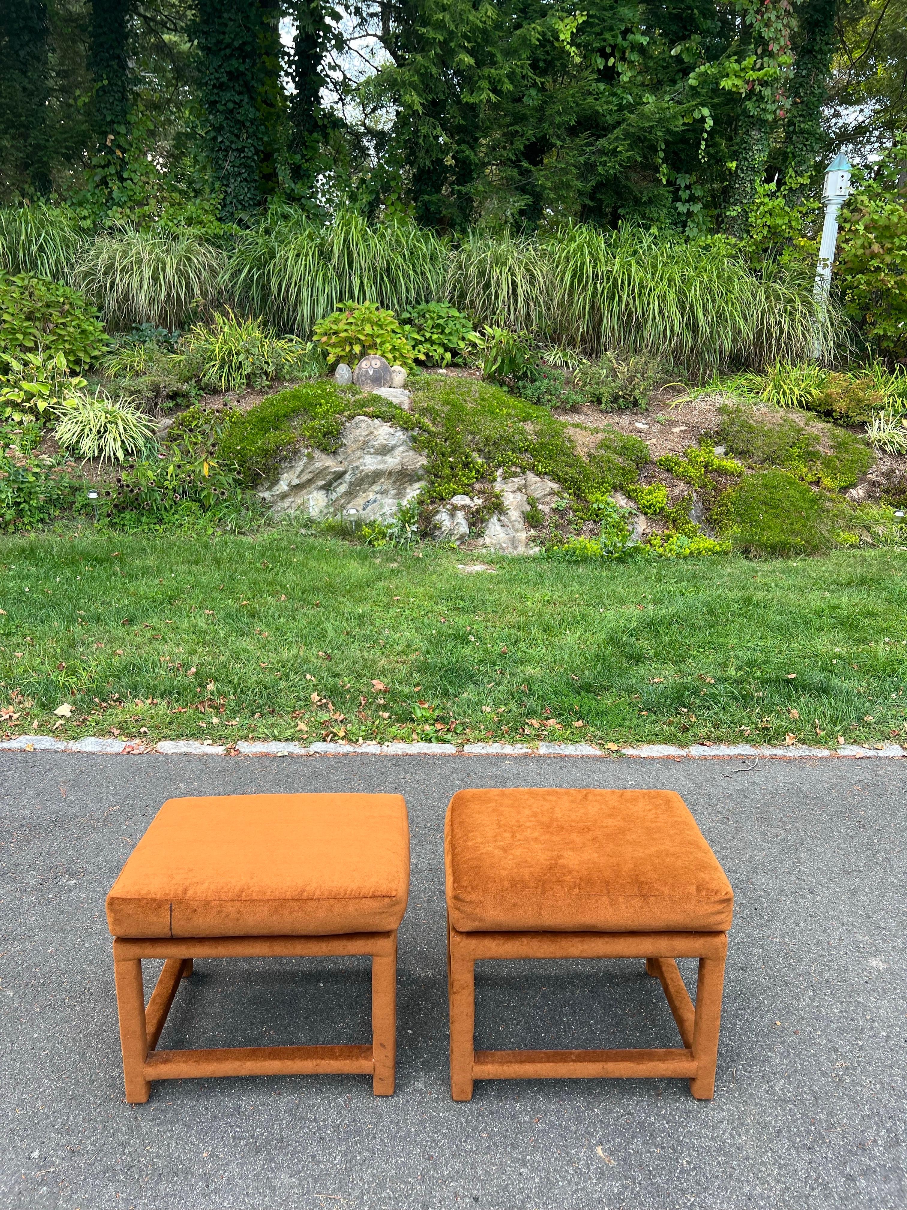 Paire d'ottomans du milieu du siècle en or orange brûlé avec coussins en vente 9