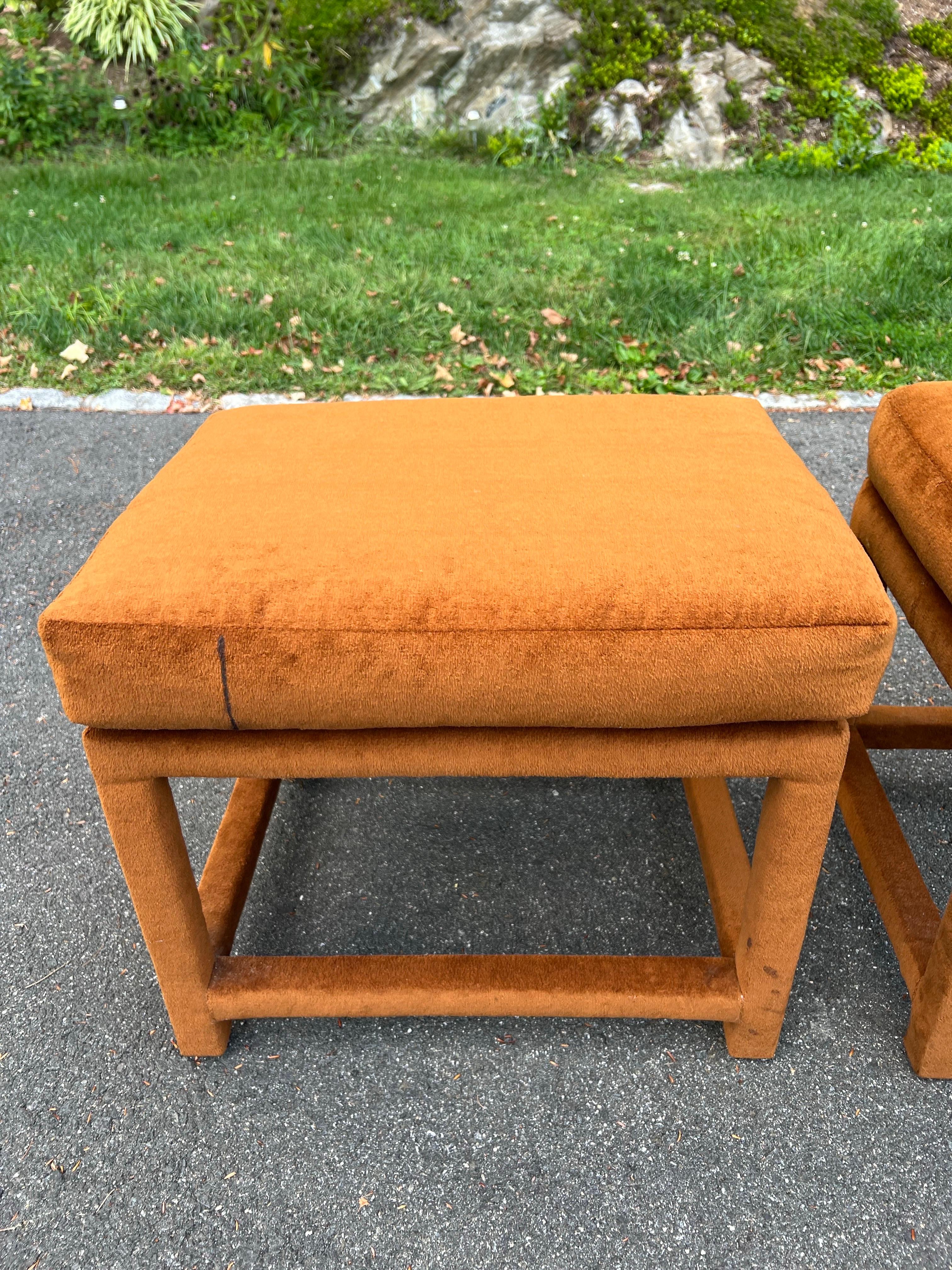 Paire d'ottomans du milieu du siècle en or orange brûlé avec coussins en vente 10