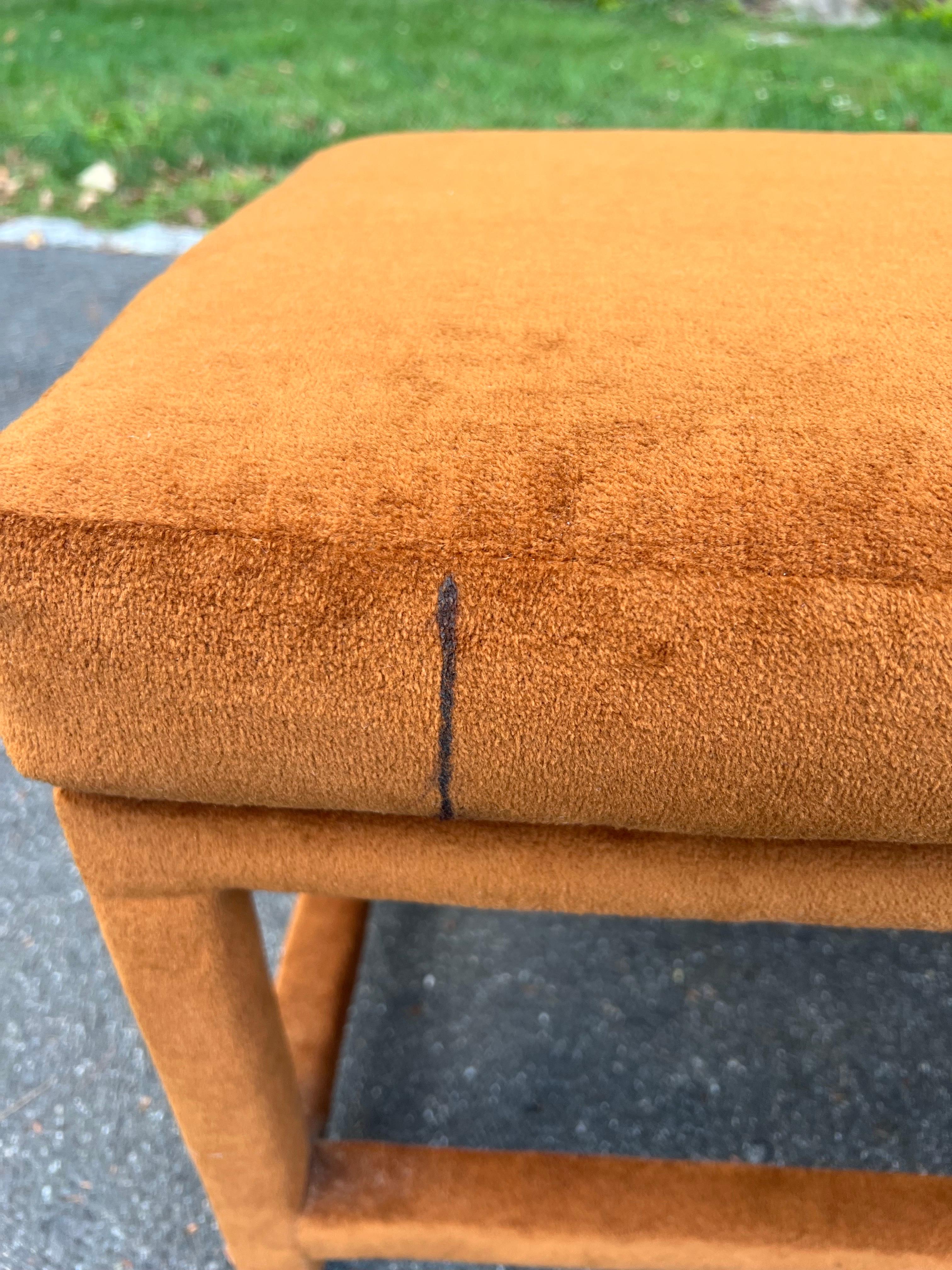 Paire d'ottomans du milieu du siècle en or orange brûlé avec coussins en vente 11