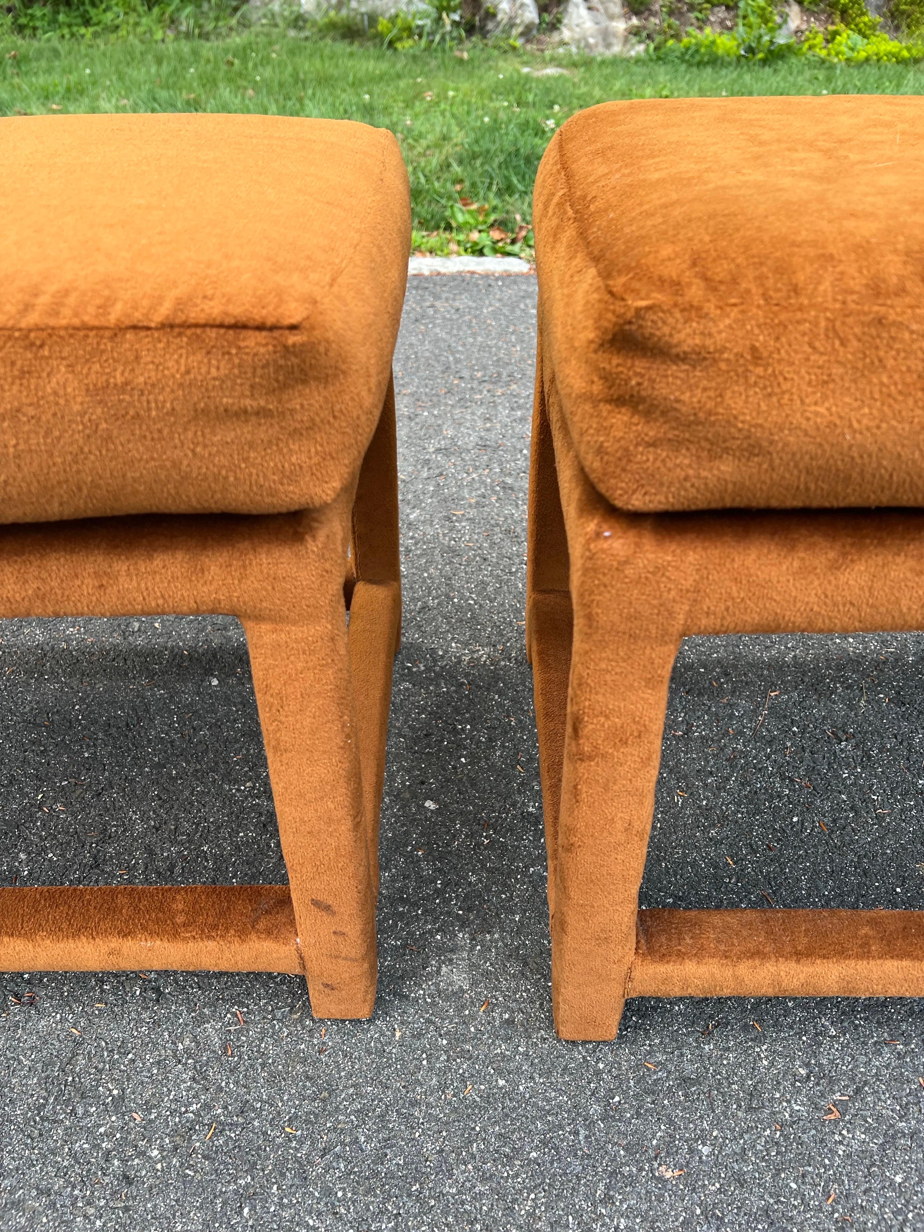 Paire d'ottomans du milieu du siècle en or orange brûlé avec coussins en vente 12