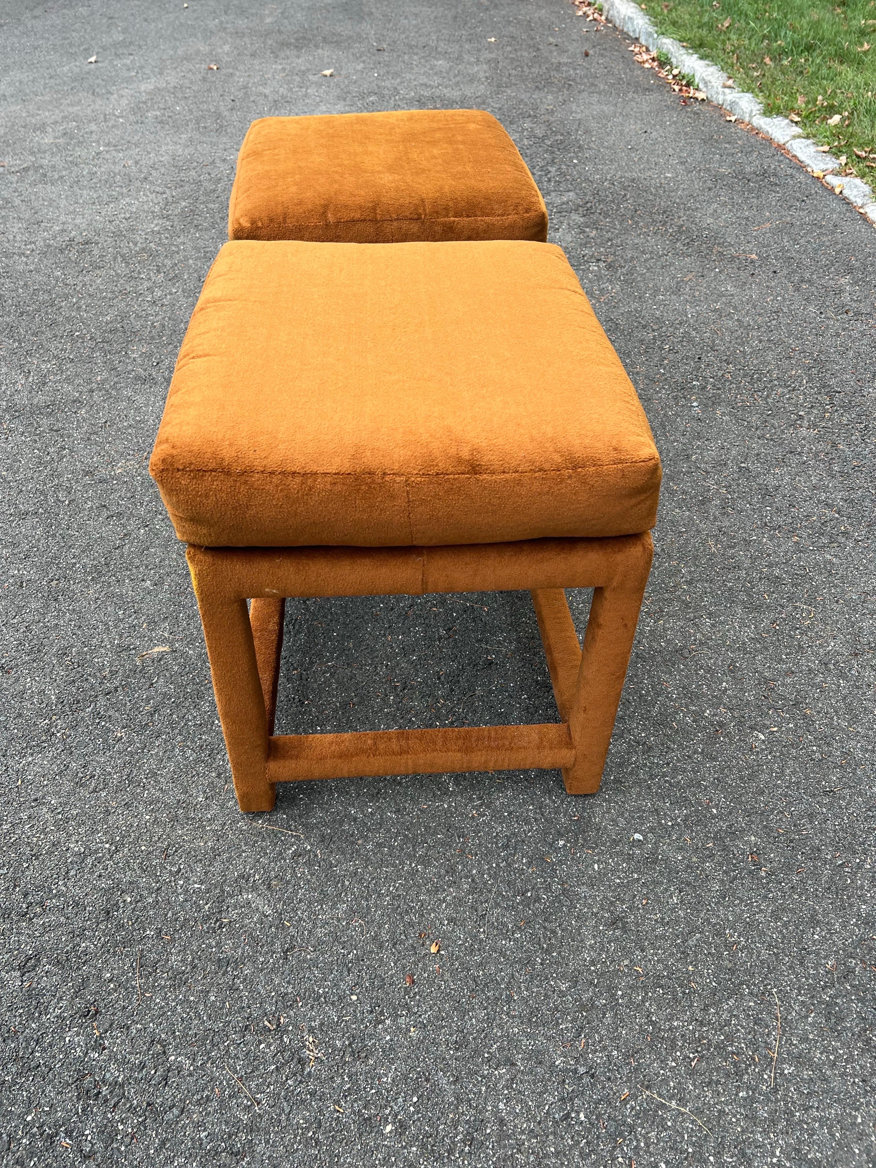 Paire d'ottomans du milieu du siècle en or orange brûlé avec coussins en vente 13